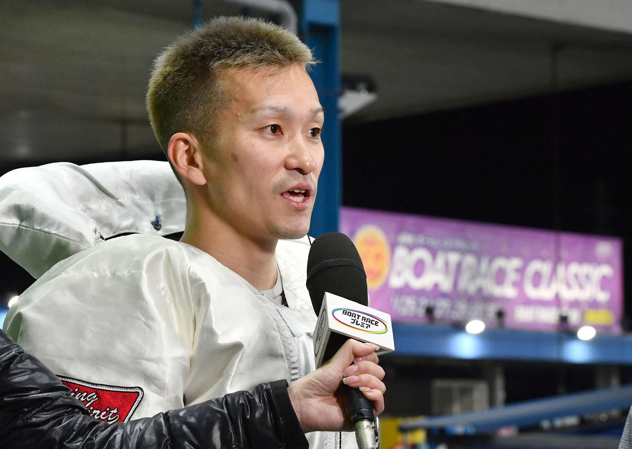 SGボートレースクラシック5日目　10R、1着で優出し、インタビューを受ける4371西山貴浩（撮影・岩下翔太）