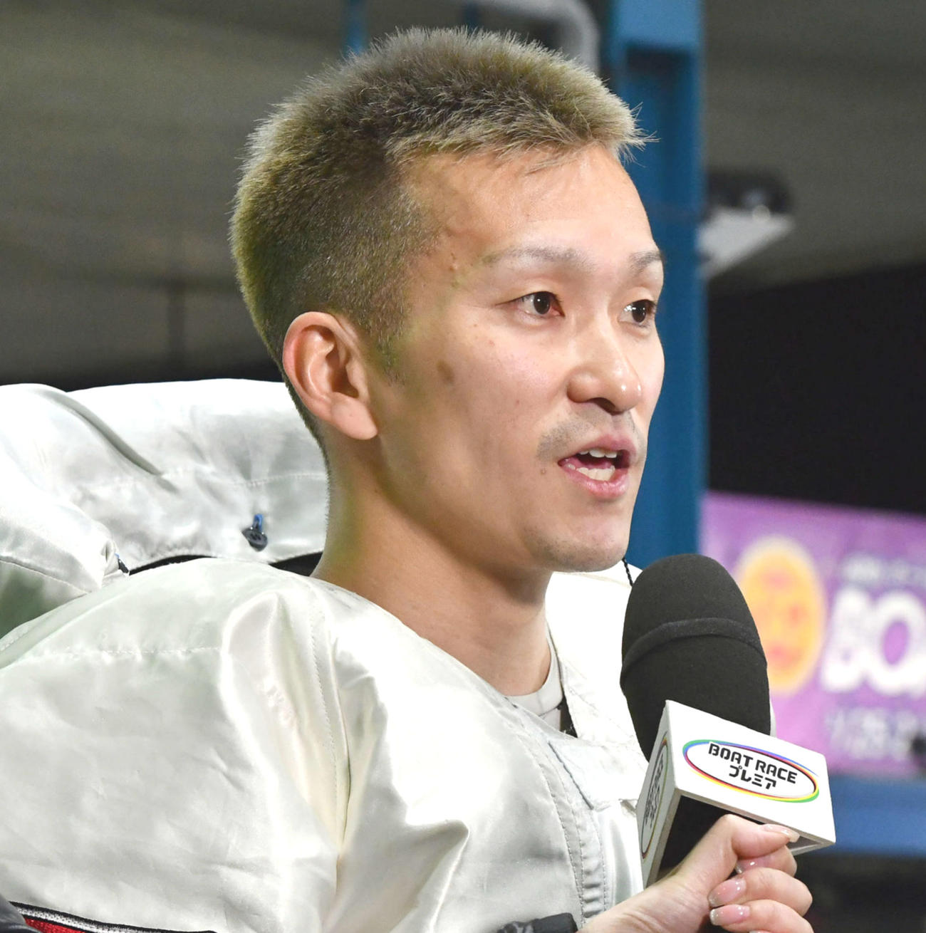 準優1着で優出を決めインタビューを受ける西山貴浩