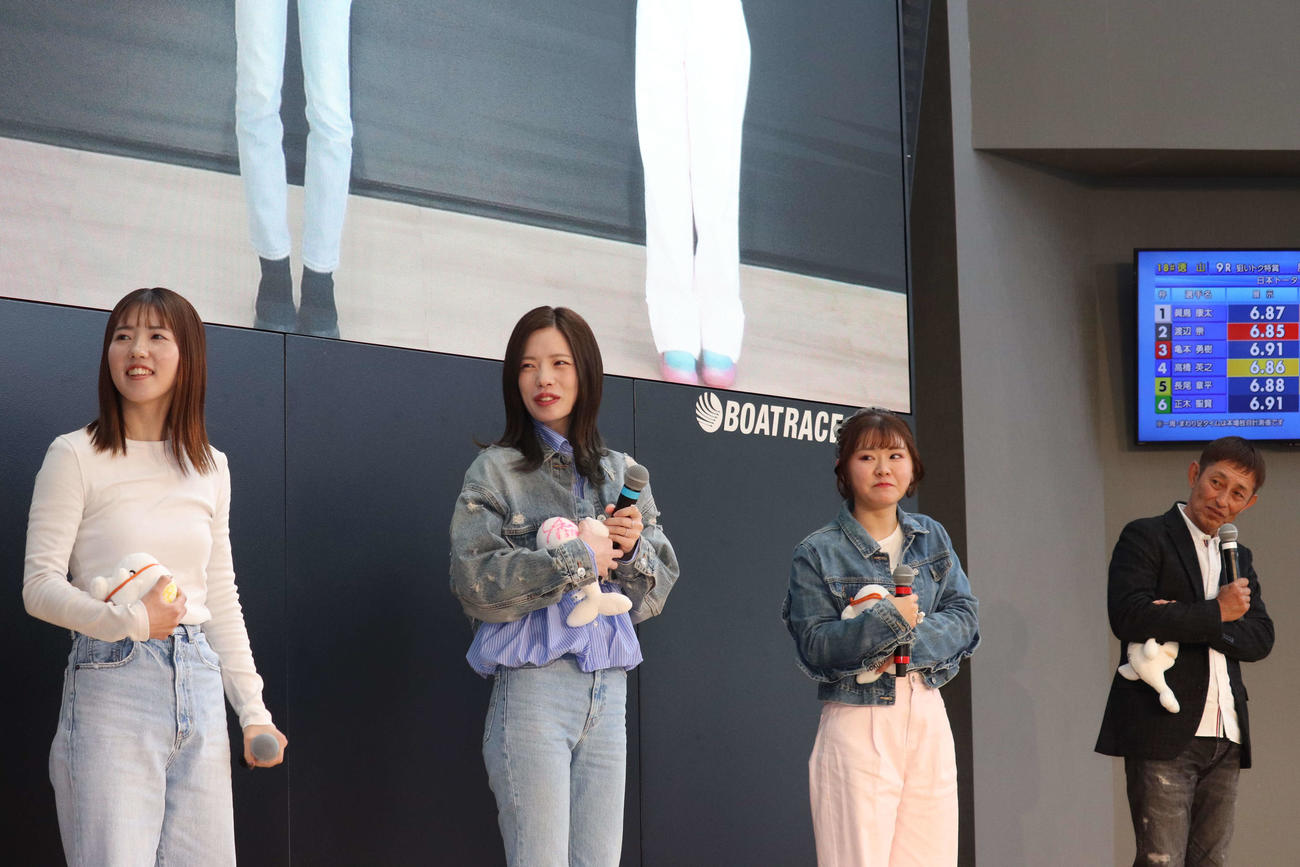 徳山場内で今村豊さんと山口支部女子レーサー3人によるトークショーが行われた（撮影・神田成史）