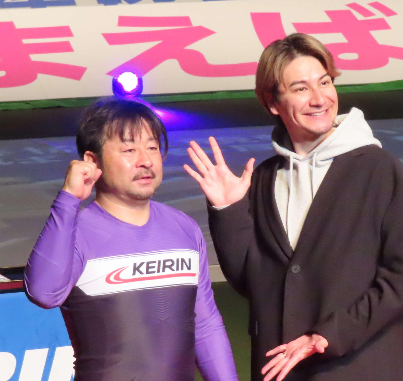 優勝した山崎芳仁（左）が来場したタレントJOYに祝福される（撮影・野島成浩）