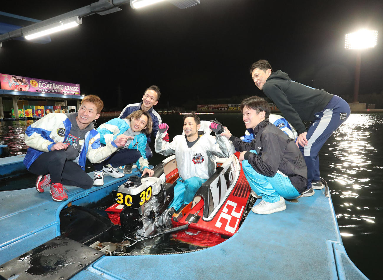 SG初優出Vを飾り、仲間に祝福される佐藤隆太郎（撮影・梅根麻紀）