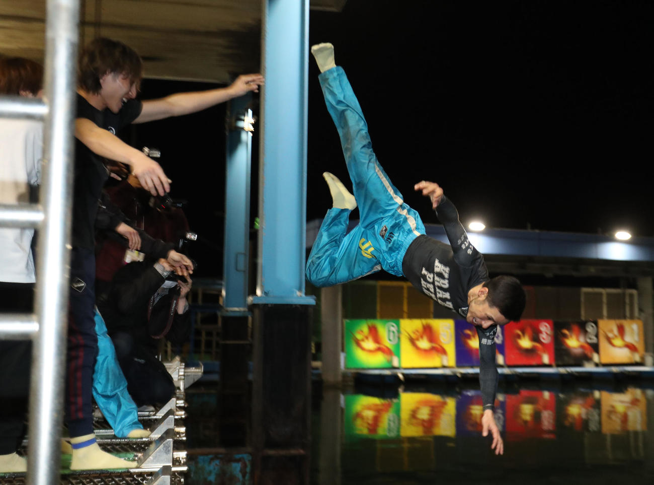 水神祭で祝福される佐藤隆太郎（撮影・梅根麻紀）