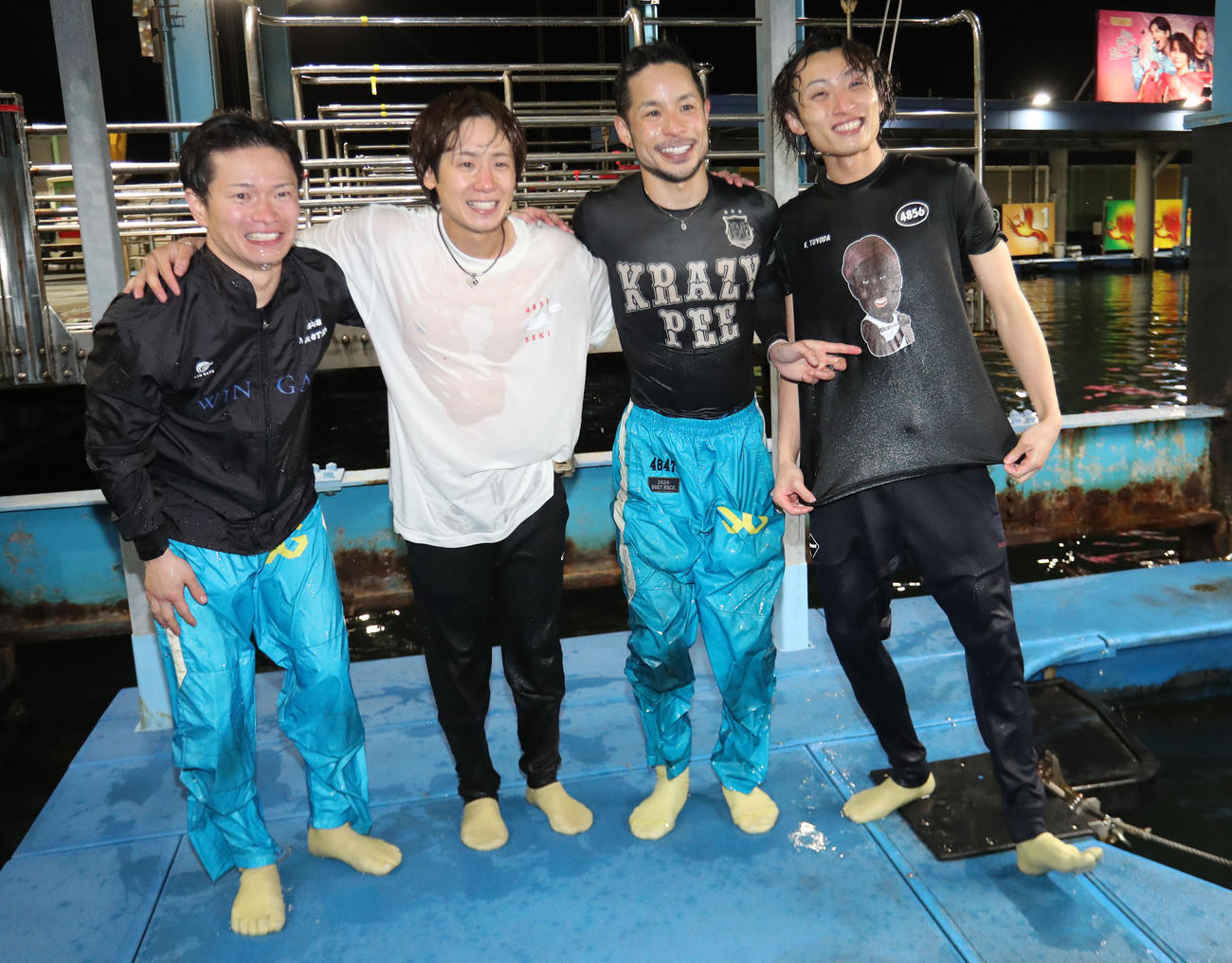 水神祭で祝福された佐藤隆太郎（右から2人目）（撮影・梅根麻紀）