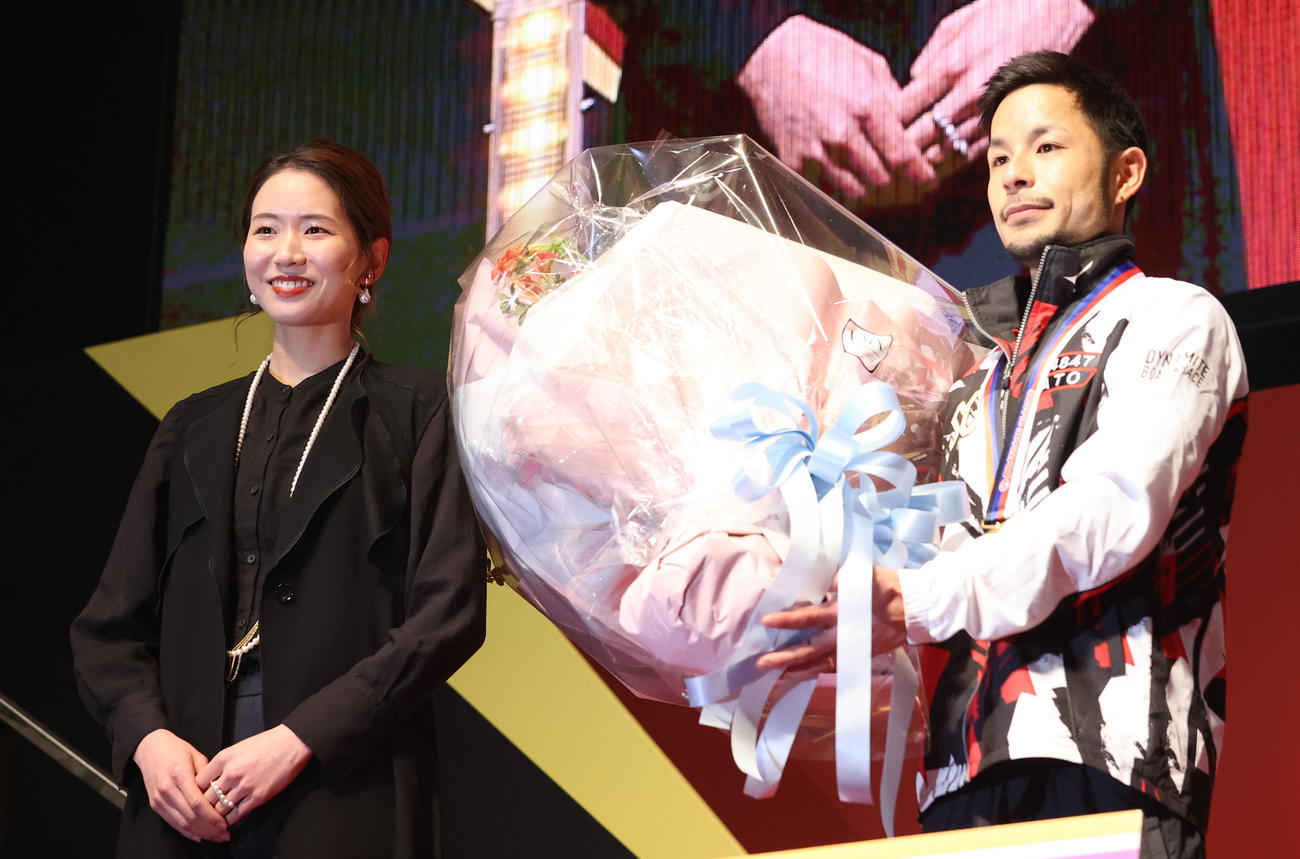 バレーボール元日本代表の古賀紗理那から花束を贈られた佐藤隆太郎（撮影・梅根麻紀）