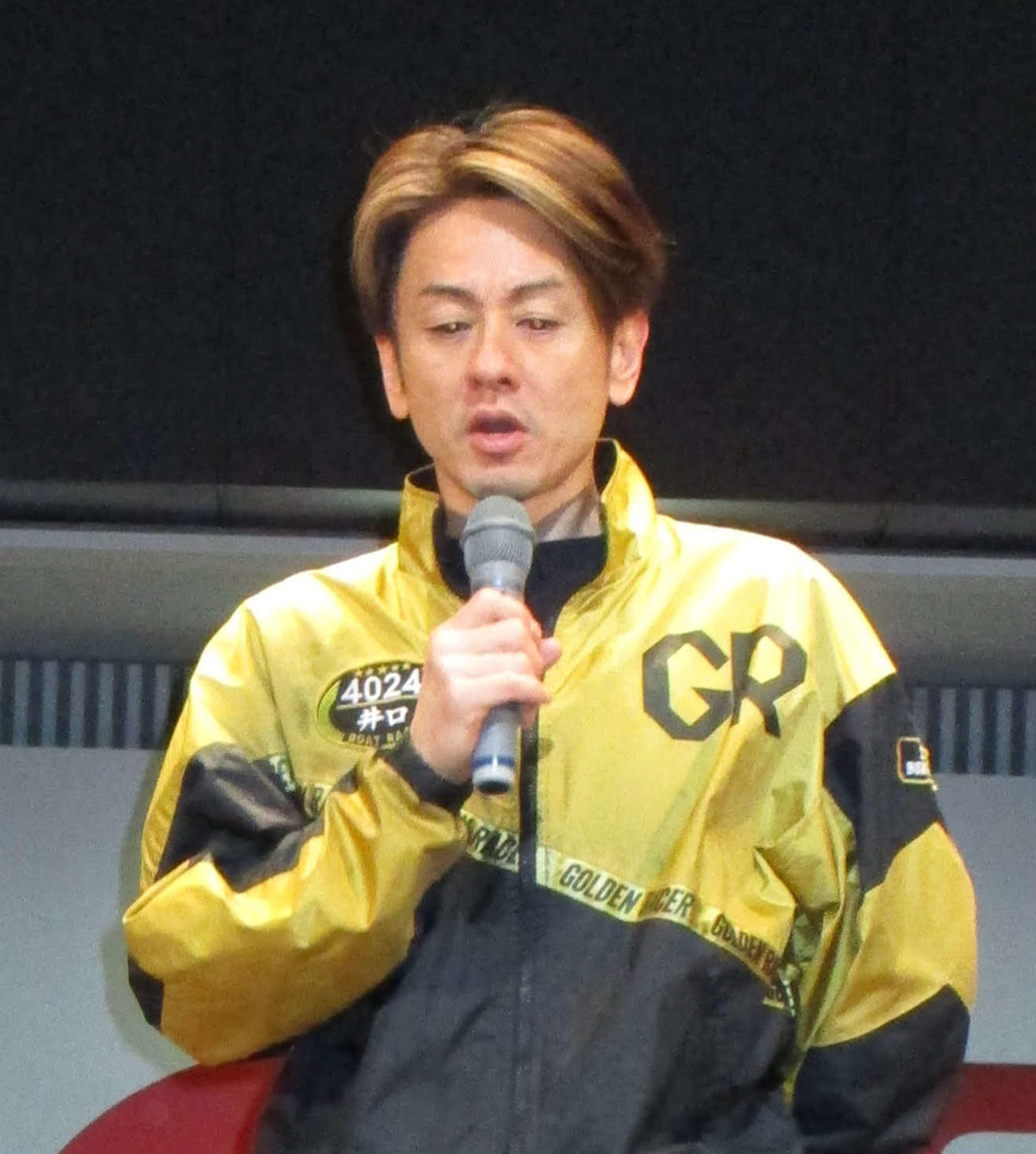 初日12RツッキーDR戦1枠の井口佳典が、ファンの前で気合を示した（撮影・安井雅彦）