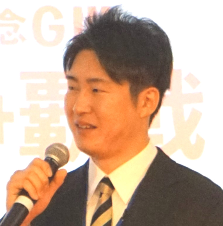ルーキー諸隈健太郎が緊張の面持ちでステージに登場