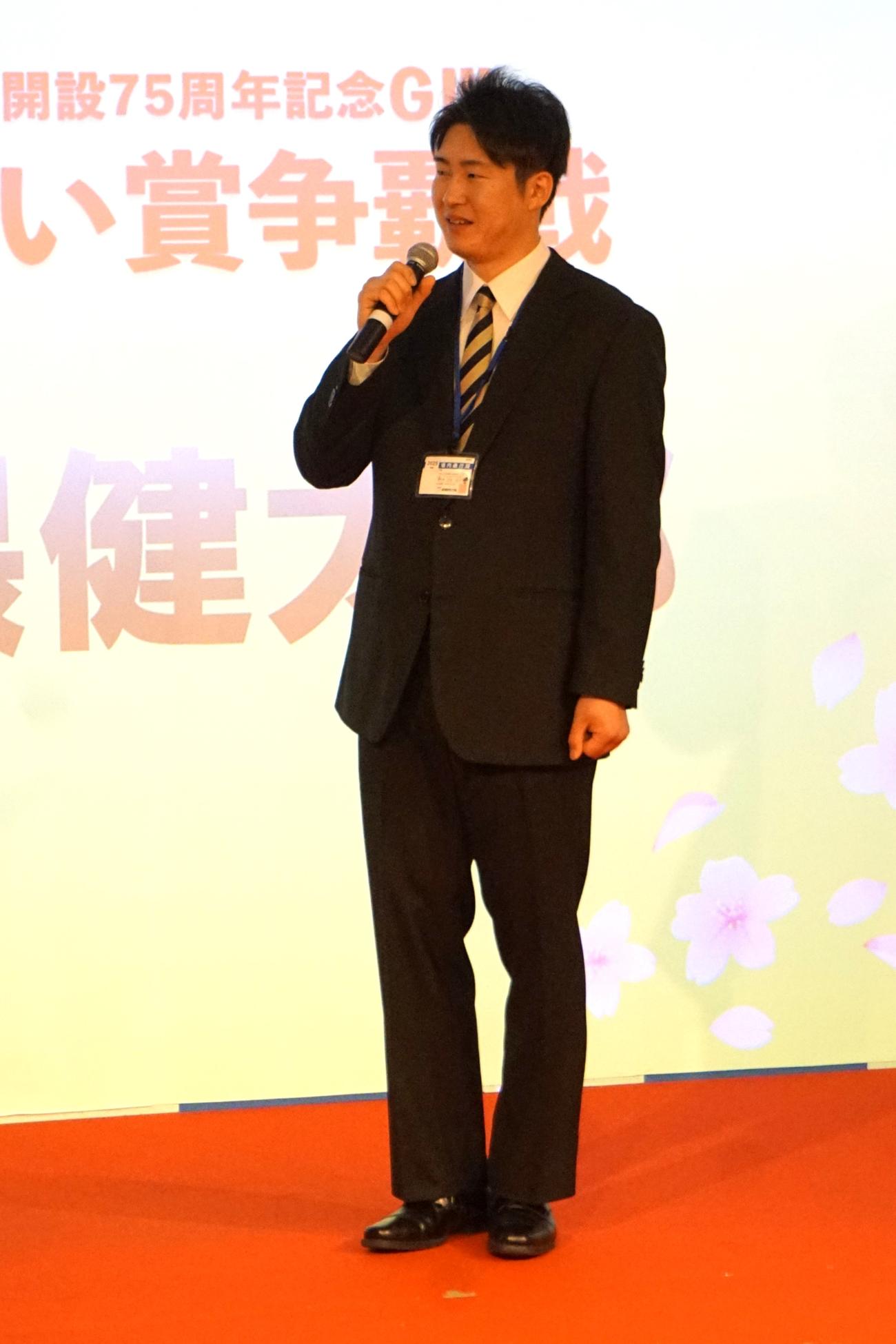 ルーキー諸隈健太郎が緊張の面持ちでステージに登場
