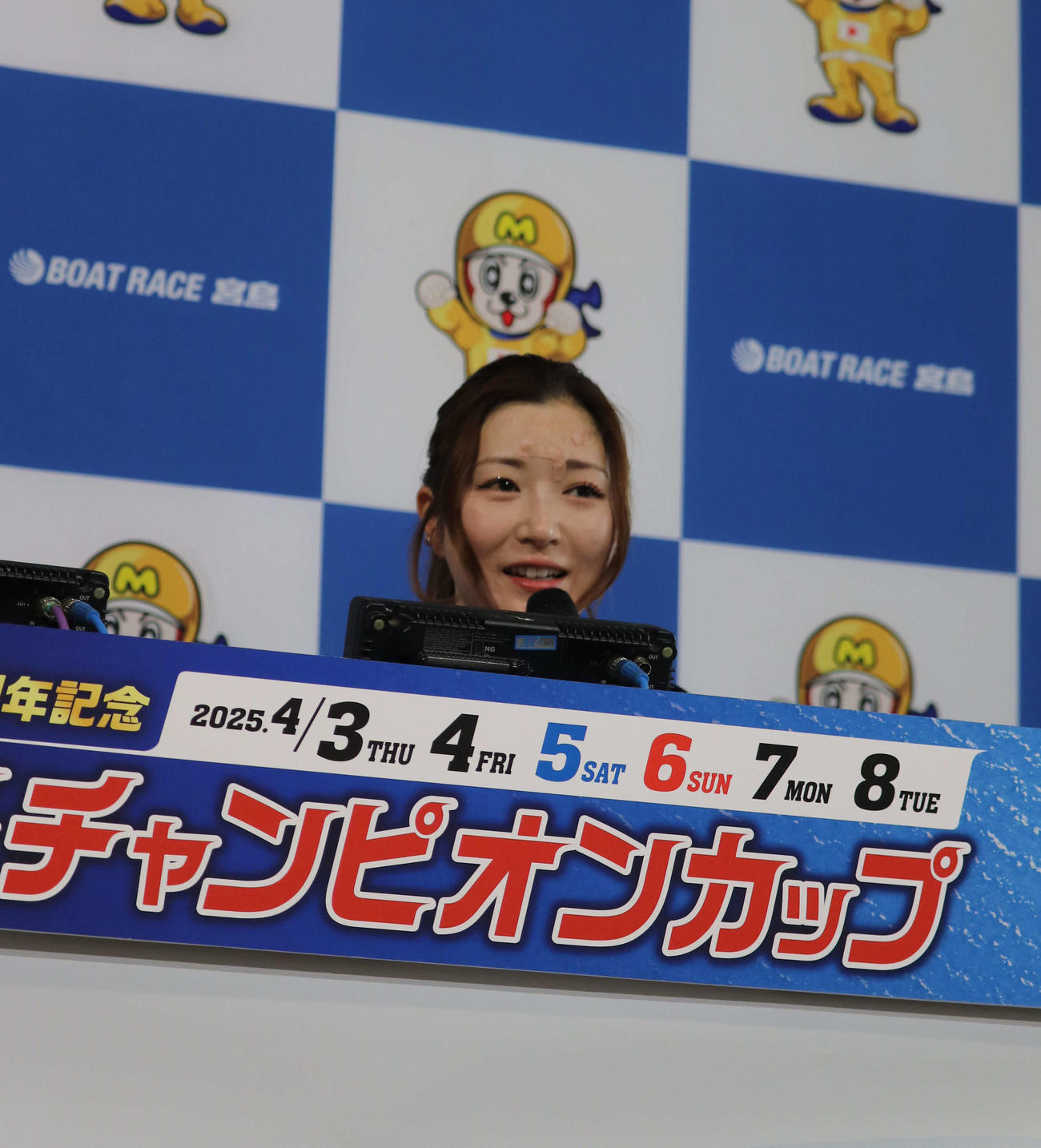 予選突破を決めて勝利者インタビューに答える西橋奈未（撮影・神田成史）