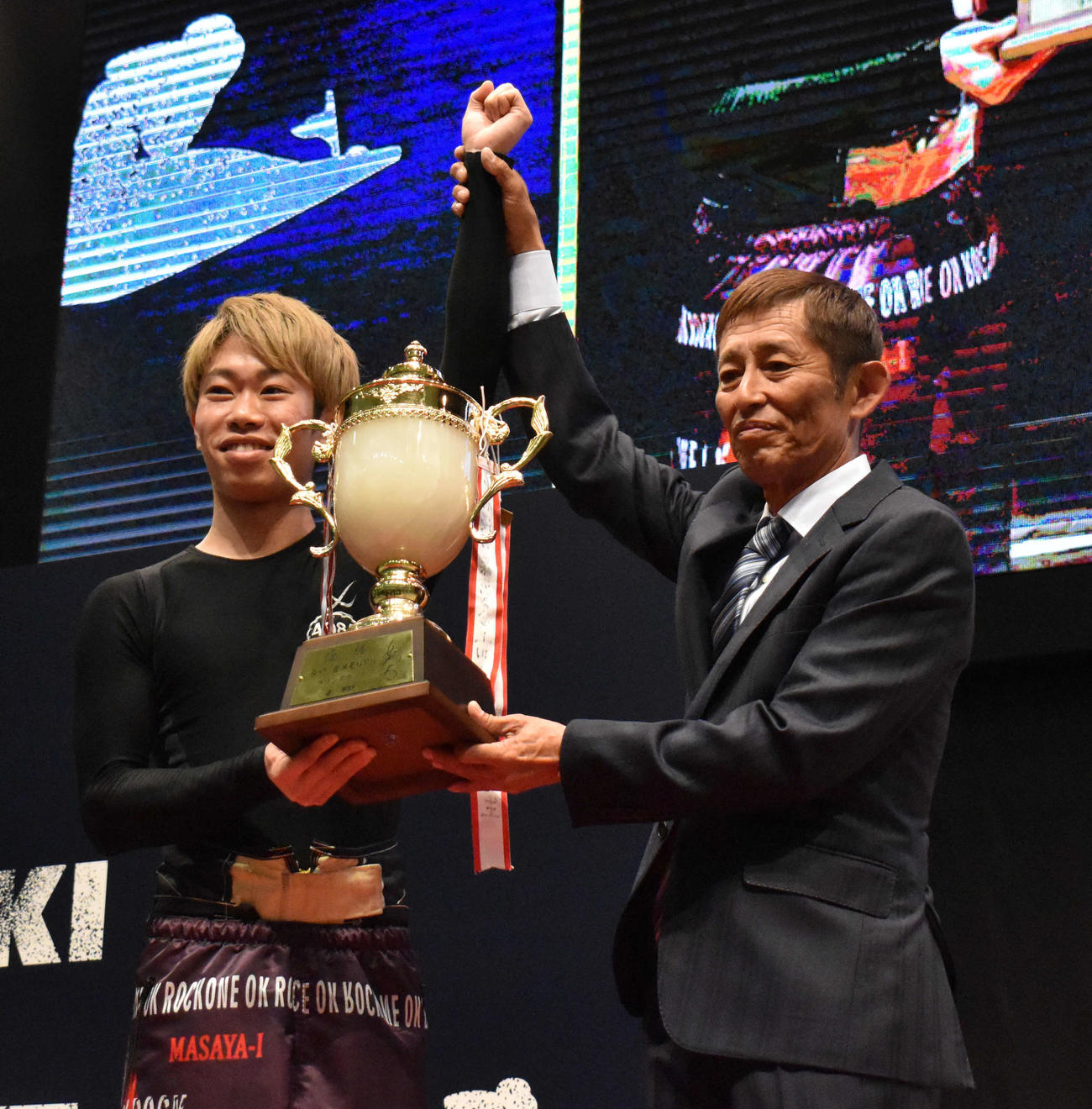 うれしい地元初優勝を飾った井本昌也（左）は今村豊氏に祝福される