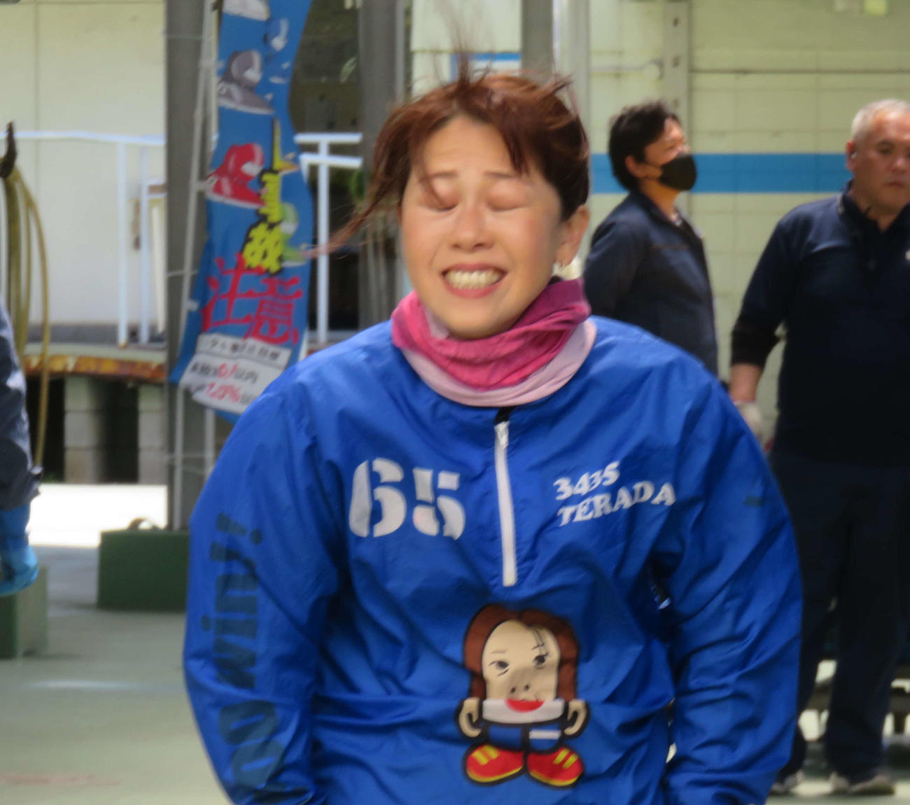 ピットを吹き抜ける強風をこらえる寺田千恵