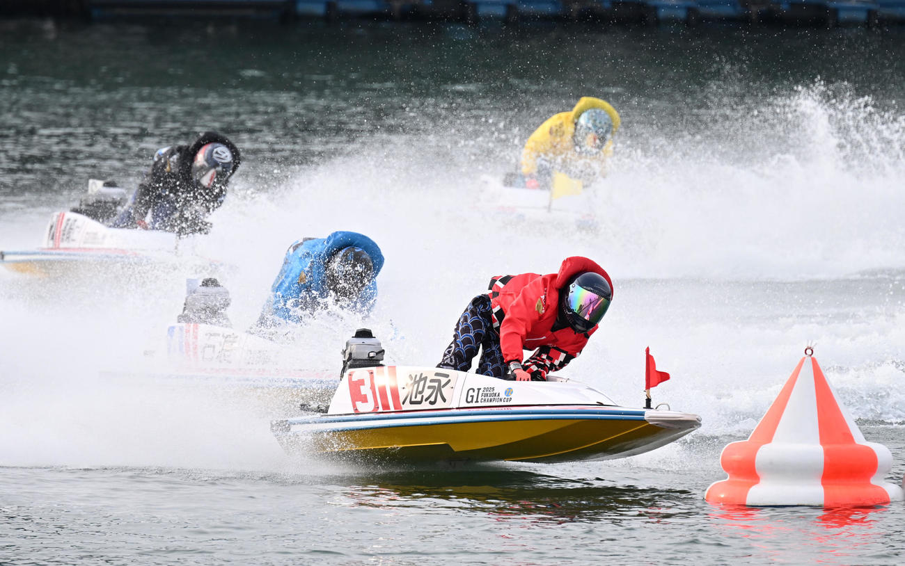 11R第1周回目2マークを先頭に旋回する3号艇の池永太（撮影・林敢治）
