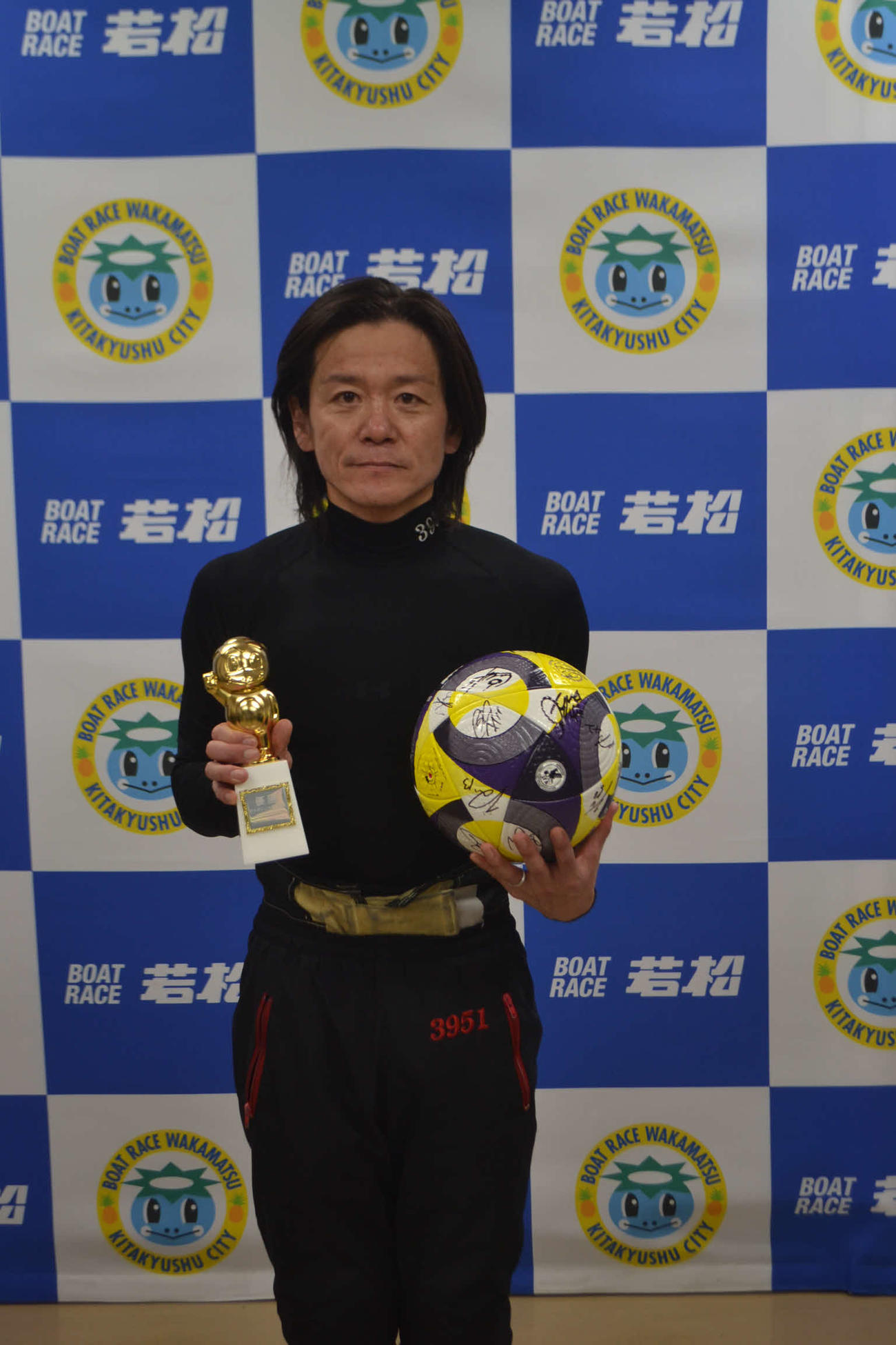 優勝した石川吉鎬は、かっぱくんトロフィーとギラヴァンツ北九州が開幕戦で使用したサッカーボールを副賞として受け取った