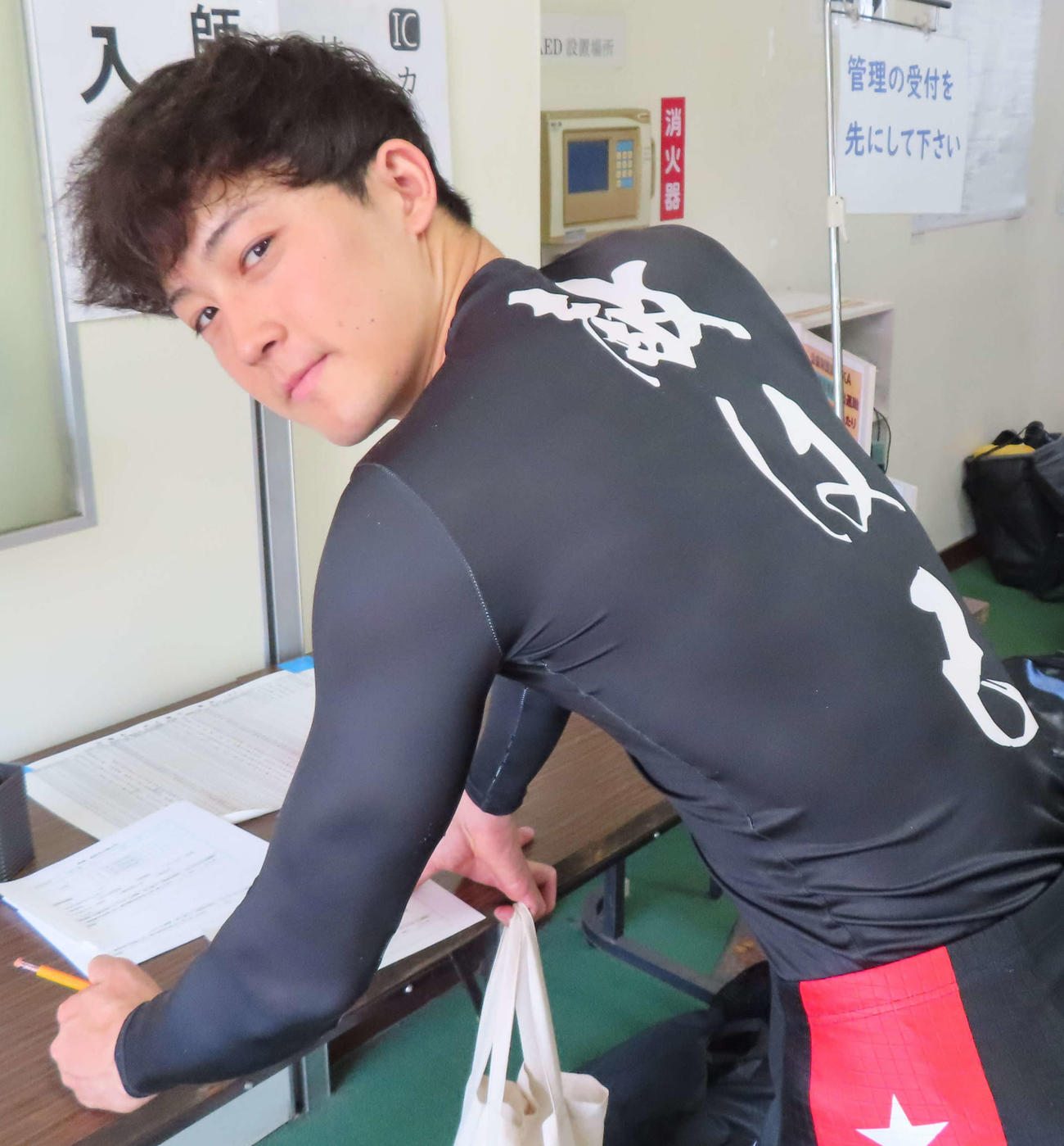 「敵は己」とプリントされたTシャツを着て心意気を示す森田一郎