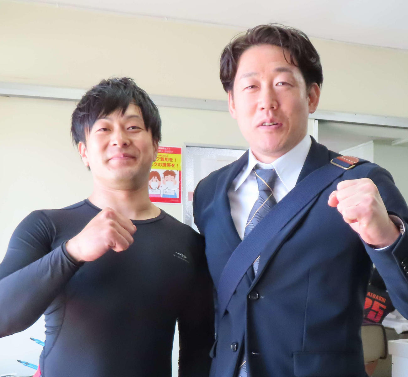 佐藤幸治（右）と好連係を誓う山口貴弘