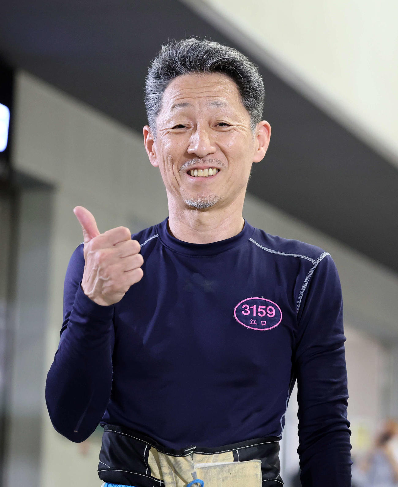 桐生11Rを制し笑顔でポーズを決める江口（撮影・鈴木正人）