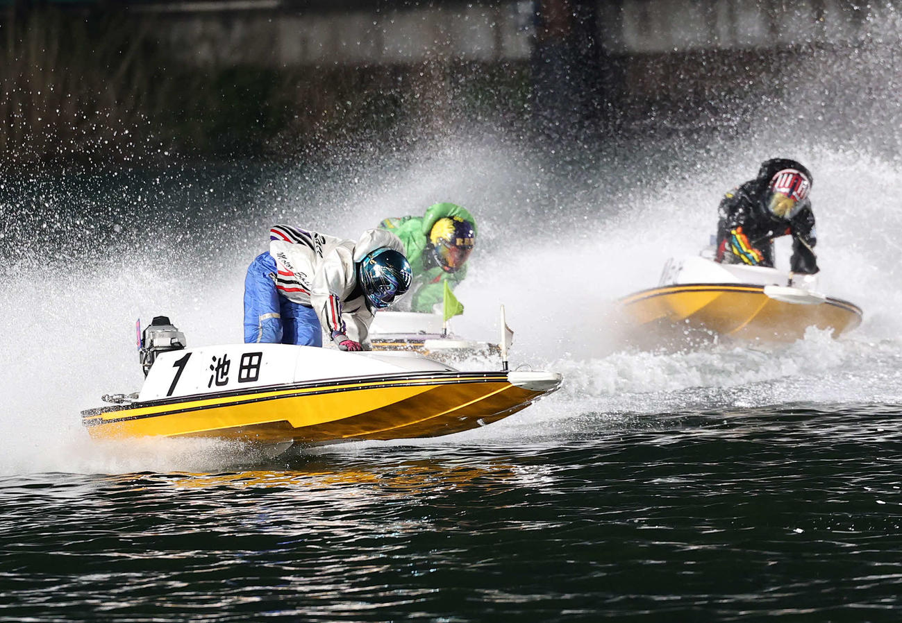桐生12R　池田（手前）がドリーム戦制した1周2M（撮影・鈴木正人）