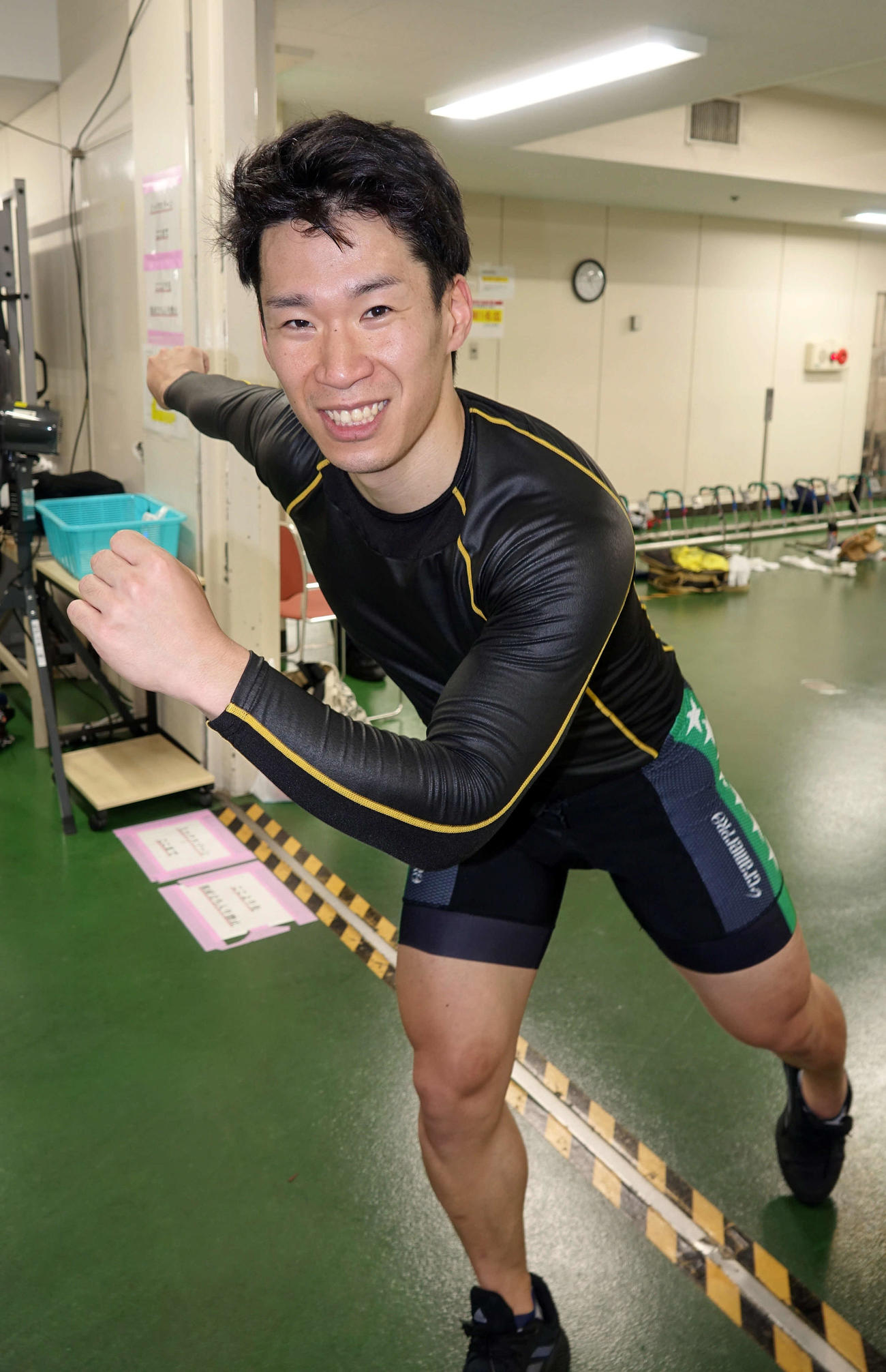 インラインスケートのポーズを取る山本天平