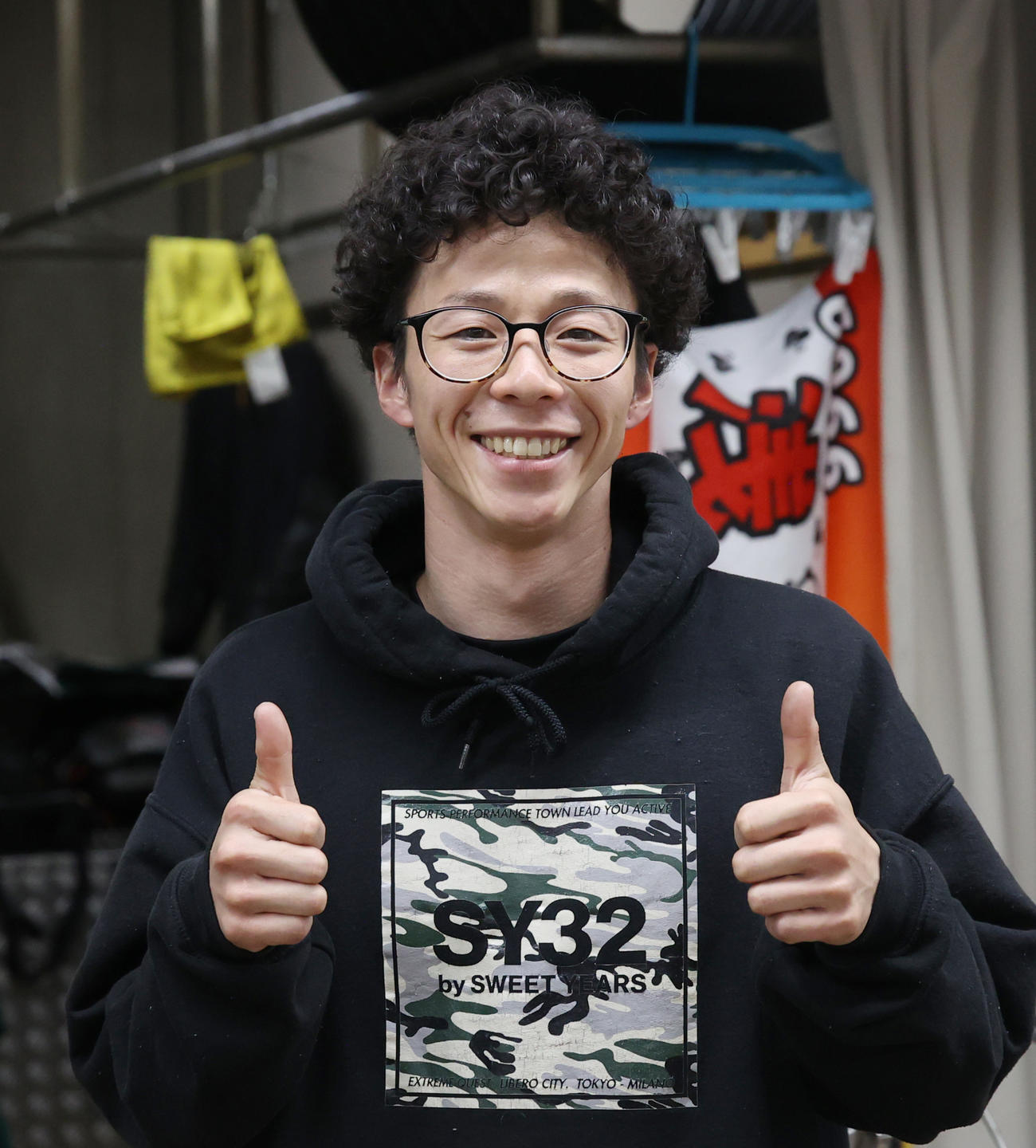 前検でサムアップポーズを決める浅倉樹良（撮影・柴田隆二）