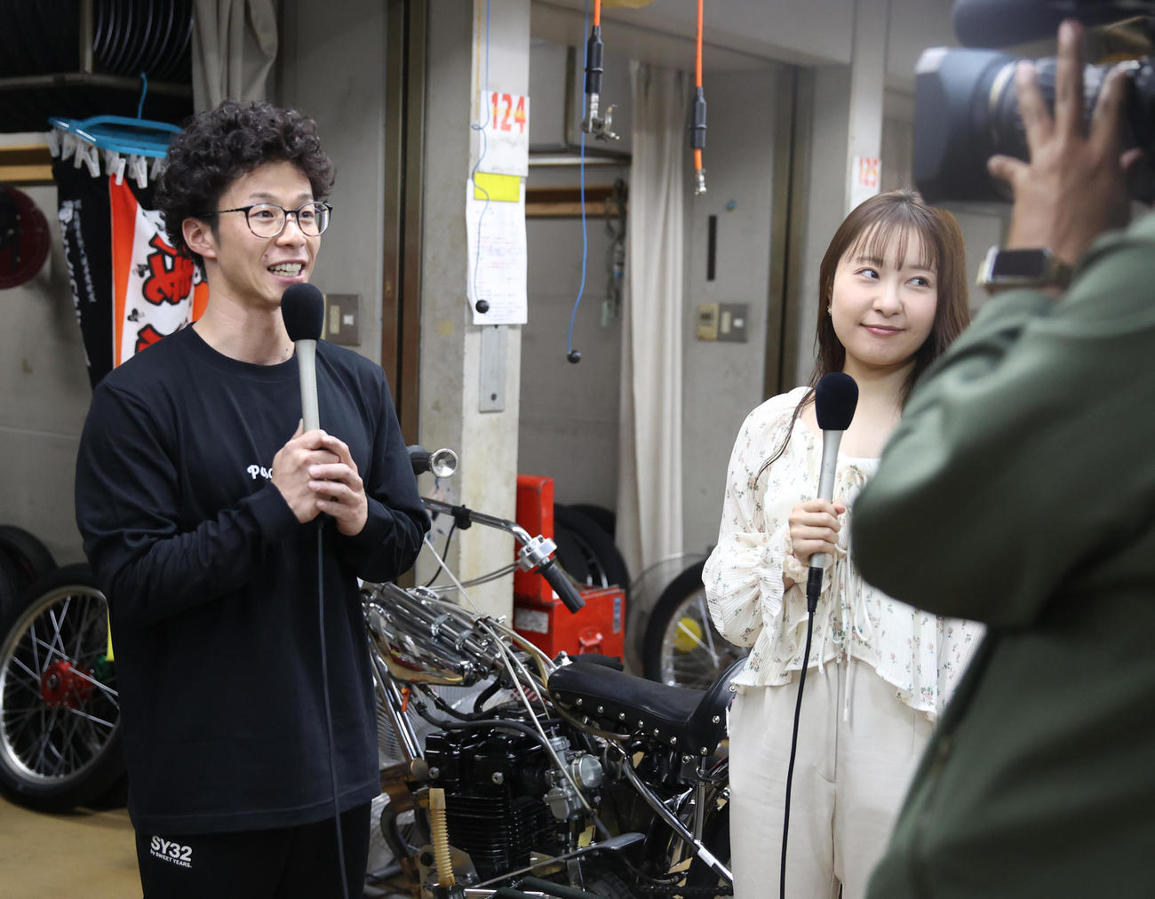 前検でテレビ取材を受ける浅倉樹良（撮影・柴田隆二）