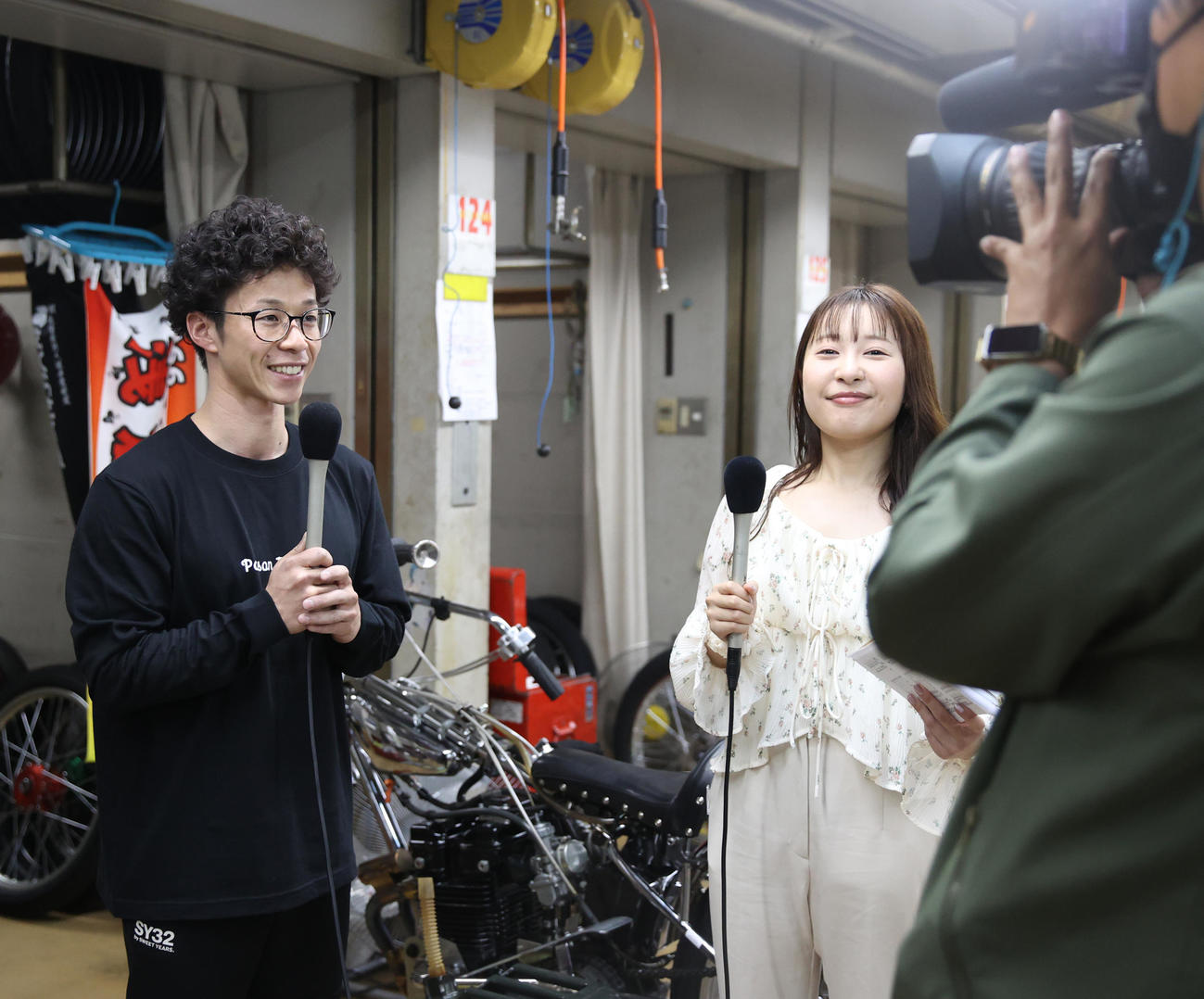 前検でテレビ取材を受ける浅倉樹良（撮影・柴田隆二）