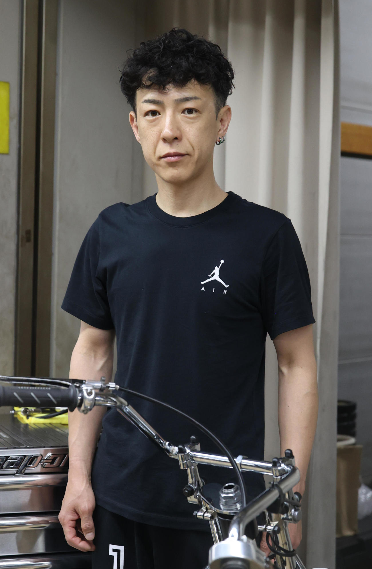 前検で写真撮影に応じる丹村飛竜（撮影・柴田隆二）