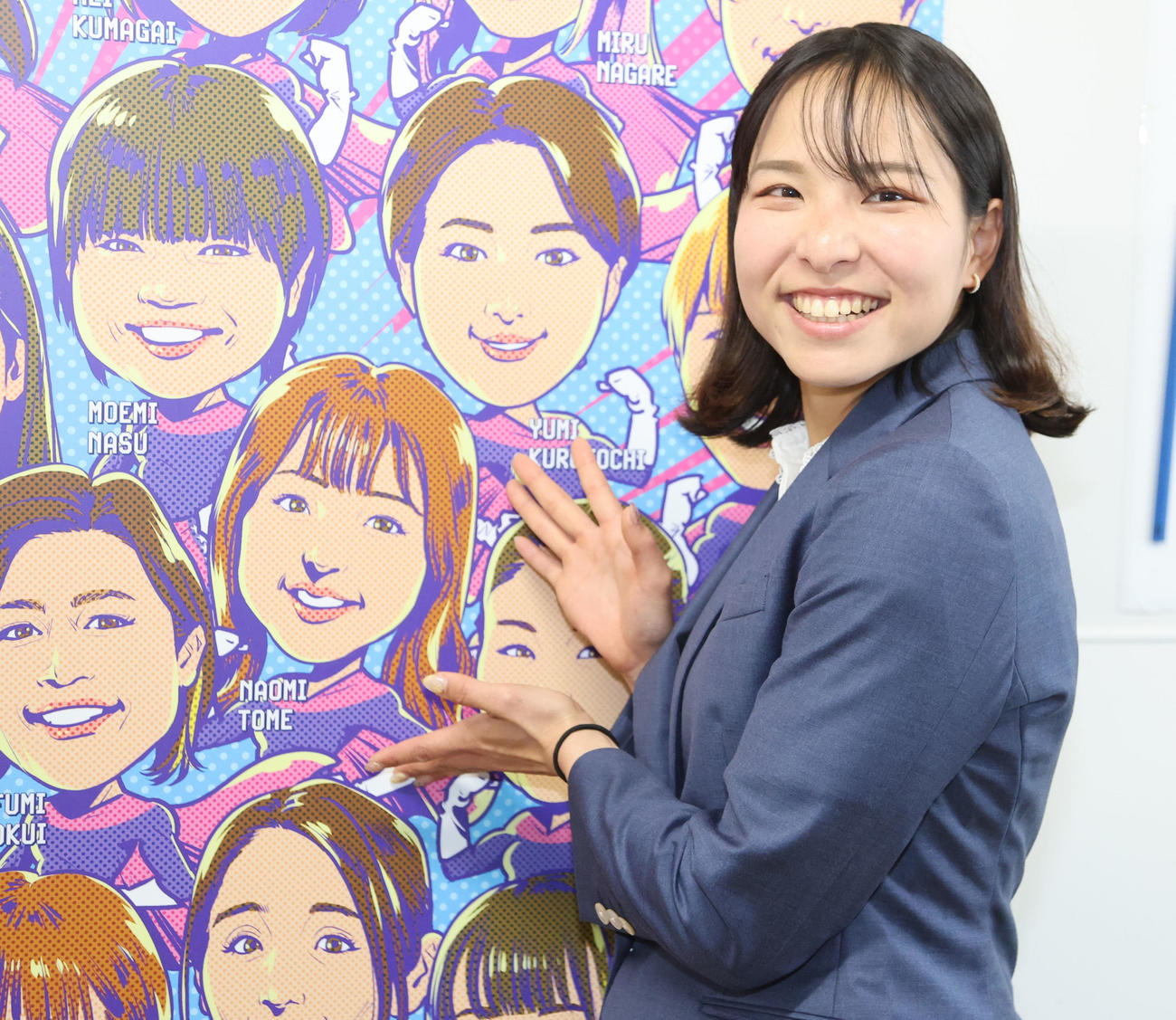 自らの似顔絵を前に笑顔を見せる当銘直美
