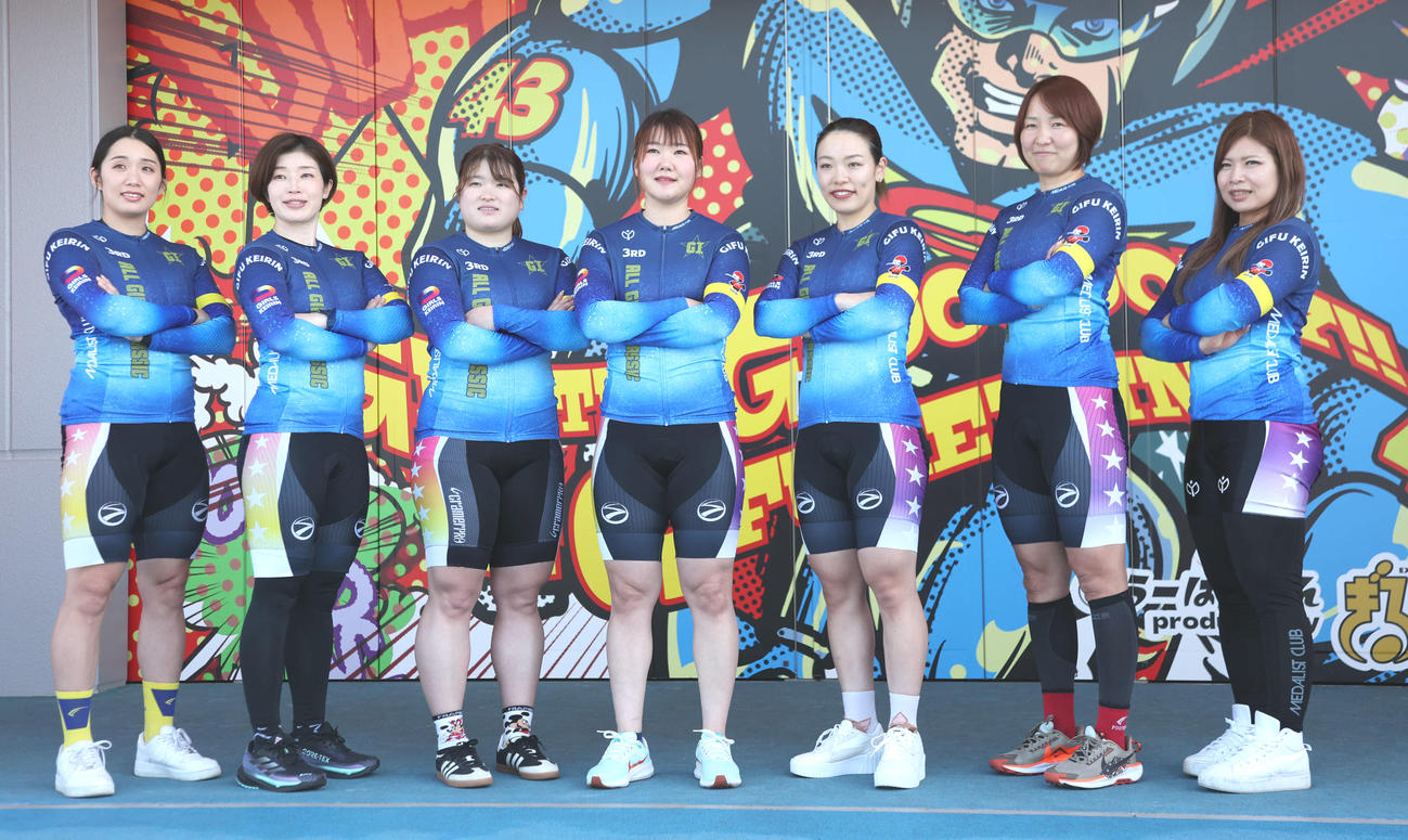 ティアラカップに出場する、右から石井寛子、尾崎睦、佐藤水菜、坂口楓華、尾方真生、石井貴子、吉川美穂