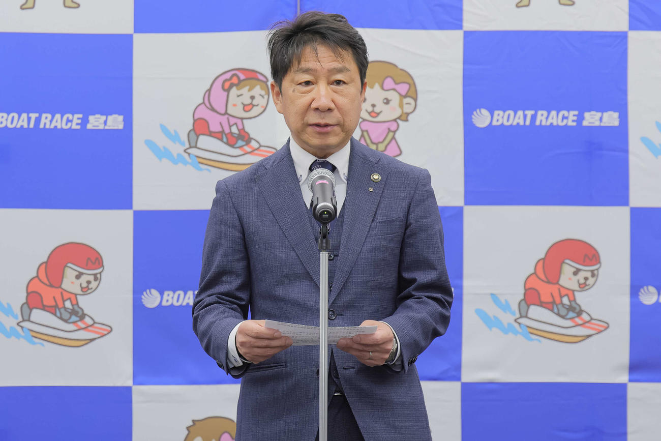 あいさつをする宮島ボートレース企業団の松本太郎企業長