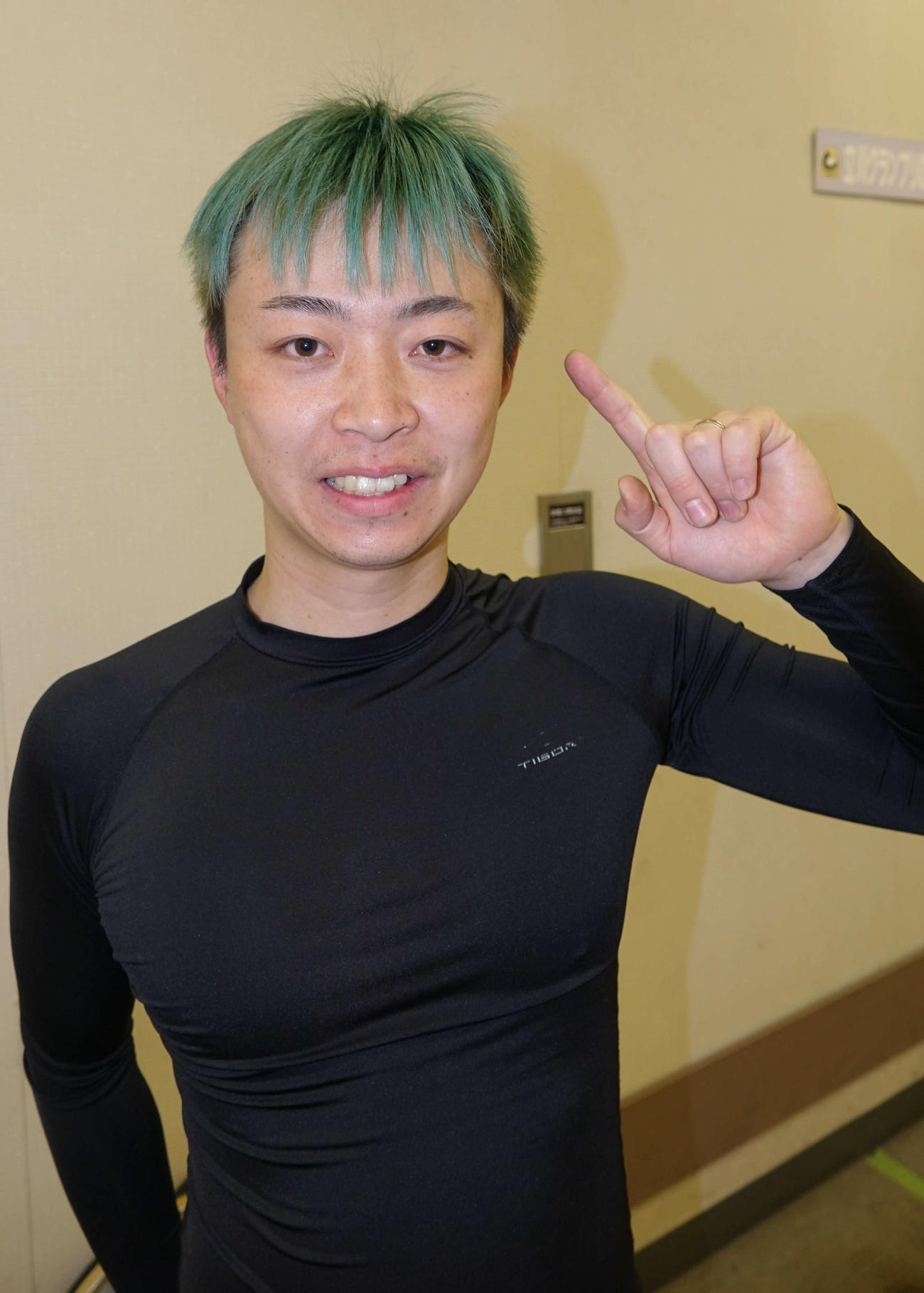 髪を緑色に染めた枠元一葵＝2025／04／25