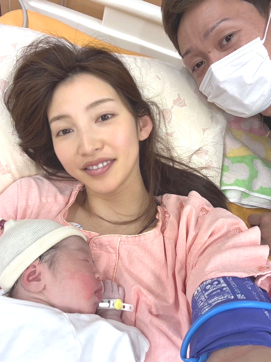 土屋南（中央）が第2子となる女児を出産（右は夫の佐藤翼）