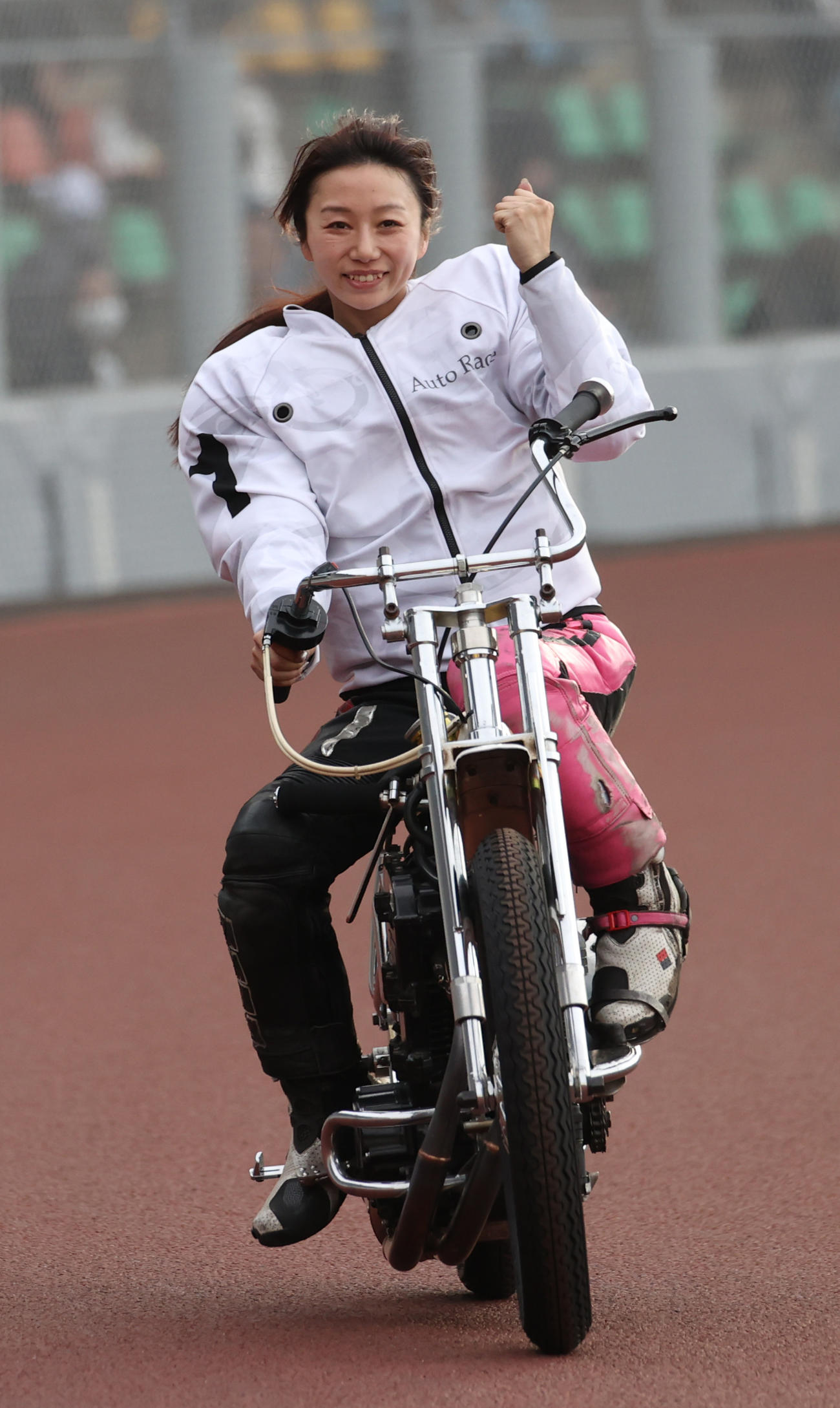 最終予選6Rで1着の小椋華恋はウイニングランする（撮影・柴田隆二）