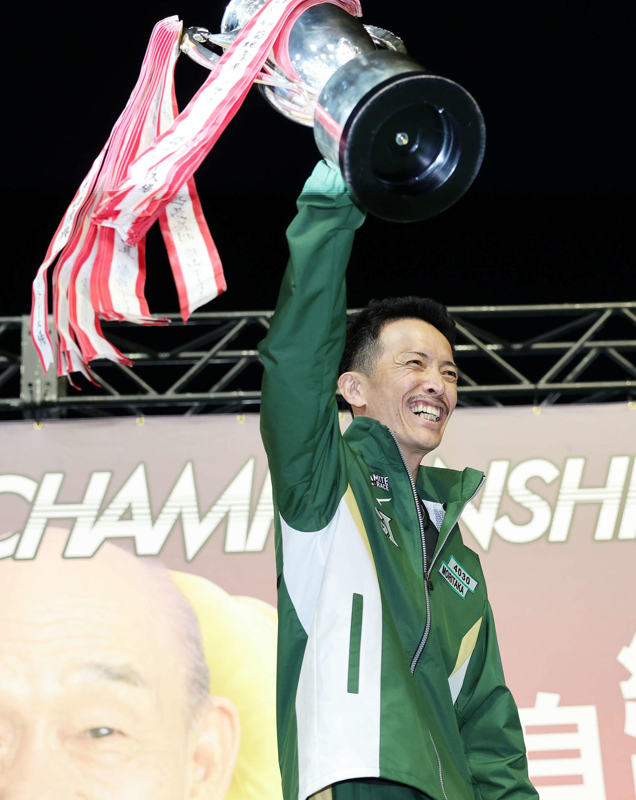 優勝杯を手に笑顔を見せる森高（撮影・鈴木正人）