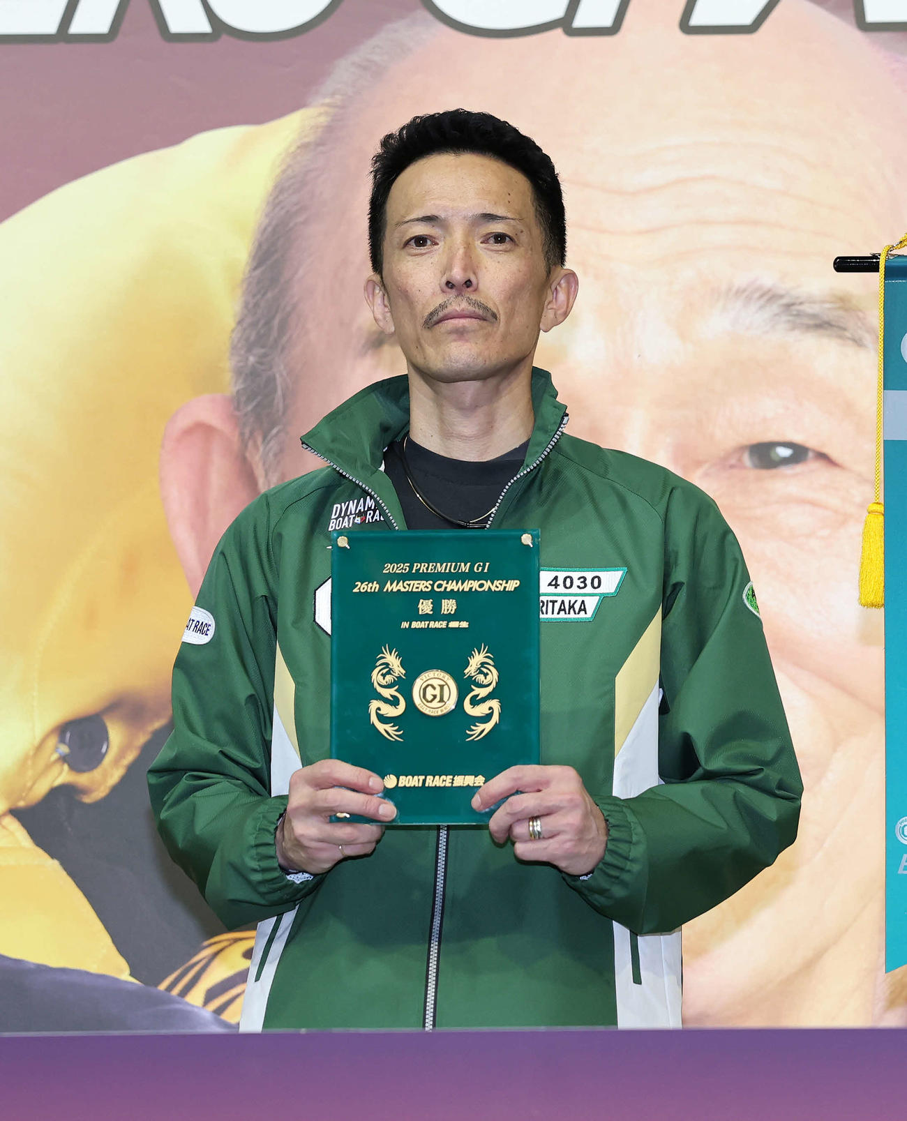 マスターズチャンピオンを制し表彰される森高（撮影・鈴木正人）