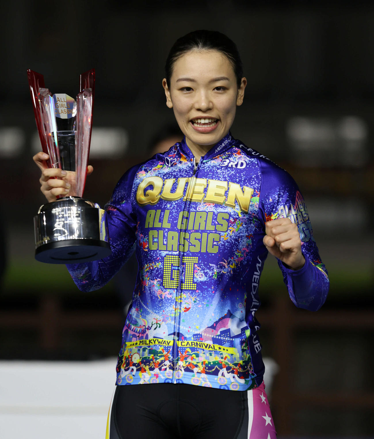 オールガールズクラシックを制し、優勝カップを手にガッツポーズする佐藤水菜（撮影・西尾就之）