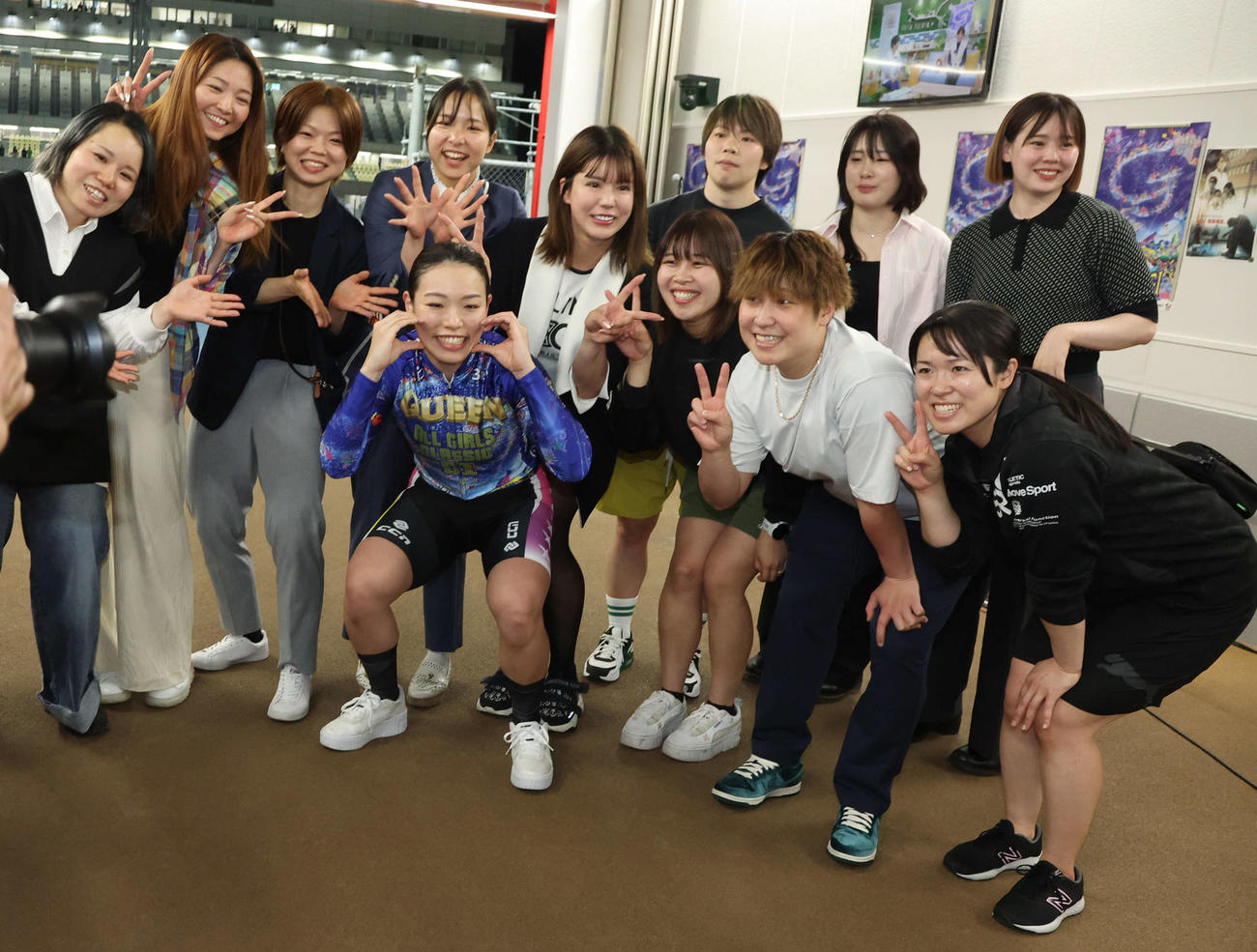 オールガールズクラシックを制した佐藤水菜は選手仲間と記念写真に納まる（撮影・西尾就之）