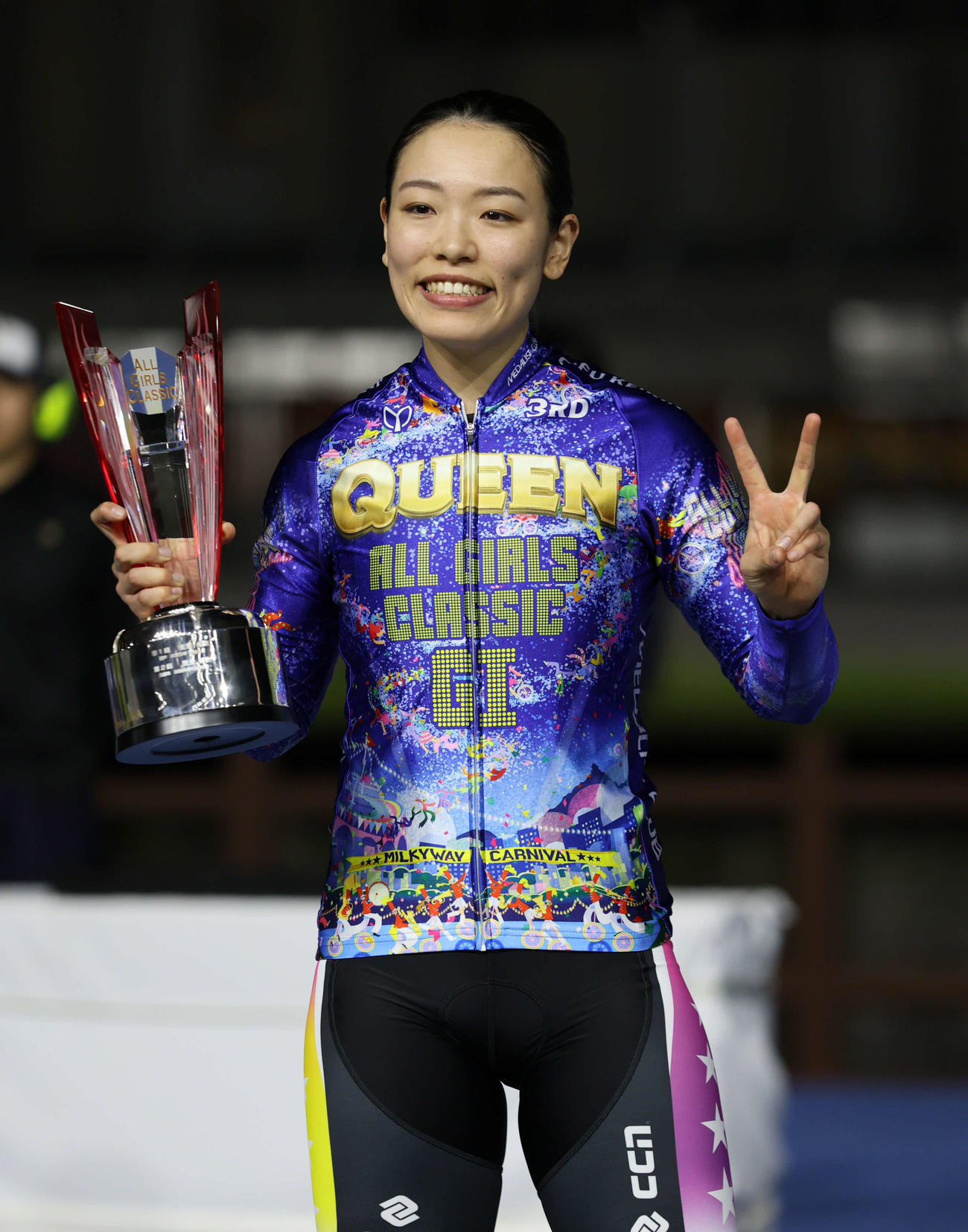 オールガールズクラシックを制し、優勝カップを手にVサインする佐藤水菜（撮影・西尾就之）