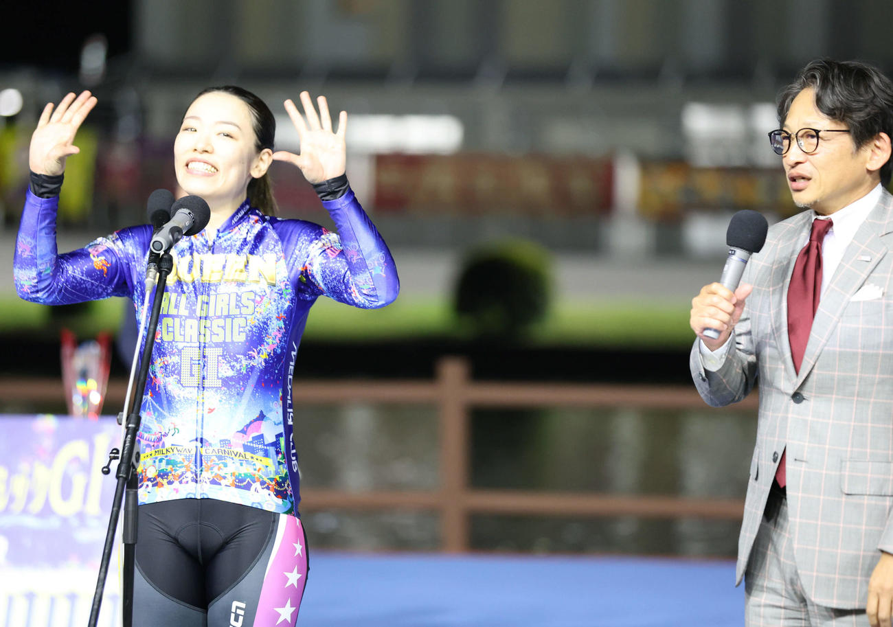 オールガールズクラシックを制した佐藤水菜（左）は山口幸二氏のインタビューに答える（撮影・西尾就之）