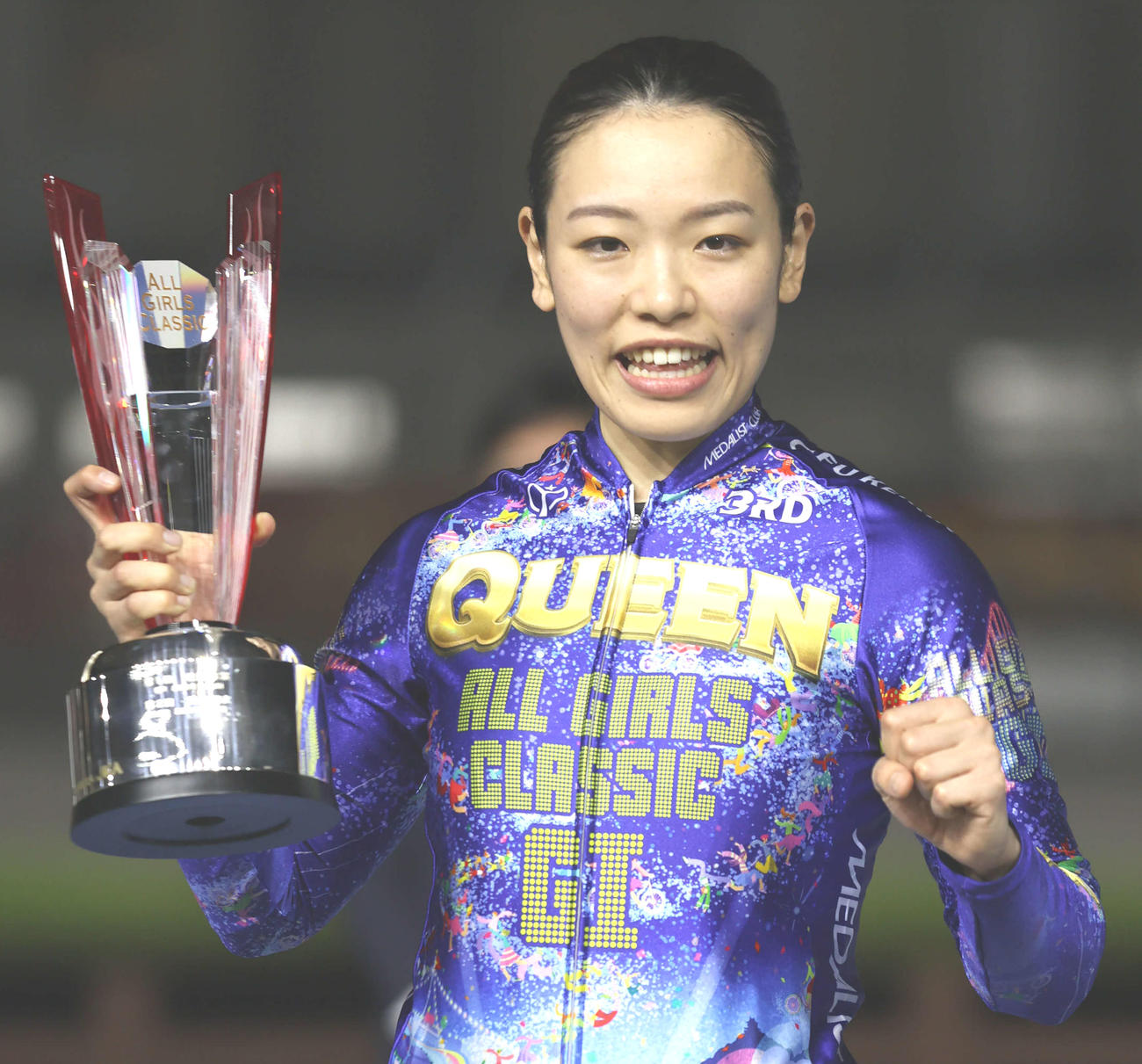 オールガールズクラシックを制し、優勝カップを手にガッツポーズする佐藤水菜