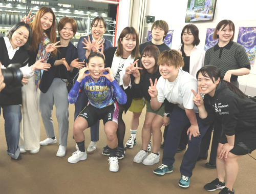 オールガールズクラシックを制した佐藤水菜は選手仲間と記念撮影（手前中央）