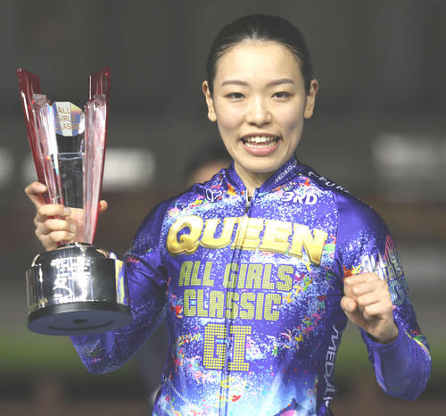 オールガールズクラシックを制し、優勝カップを手にガッツポーズする佐藤水菜