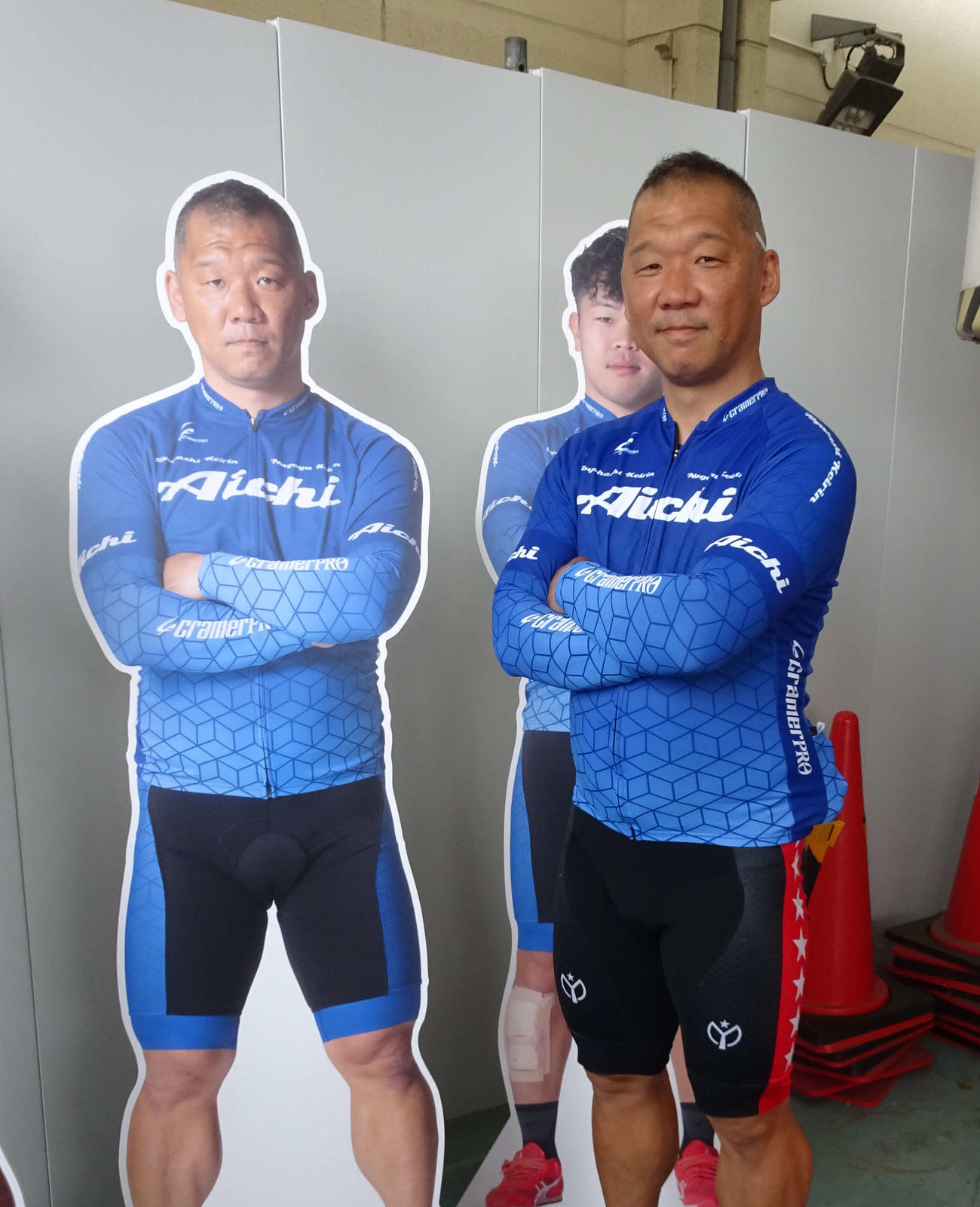 名古屋競輪　笠松信幸（右）が自身の等身大パネルと2ショット