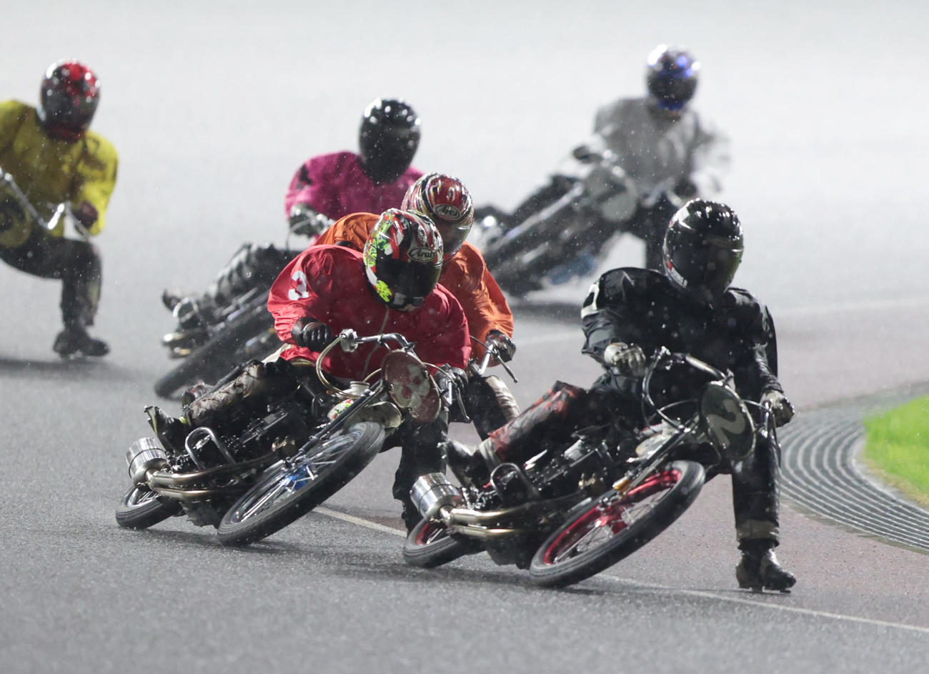 準決勝戦10R、1着黒川京介（3）、2着荒尾聡（2）、3着大木光（7）（撮影・柴田隆二）