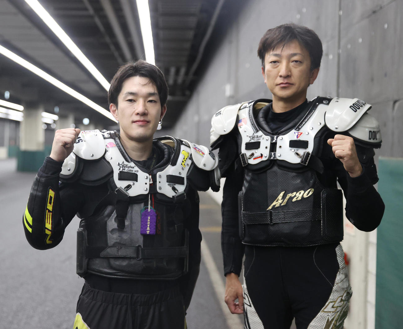 準決勝戦10Rで1着の黒川京介（左）と2着の荒尾聡はガッツポーズする（撮影・柴田隆二）