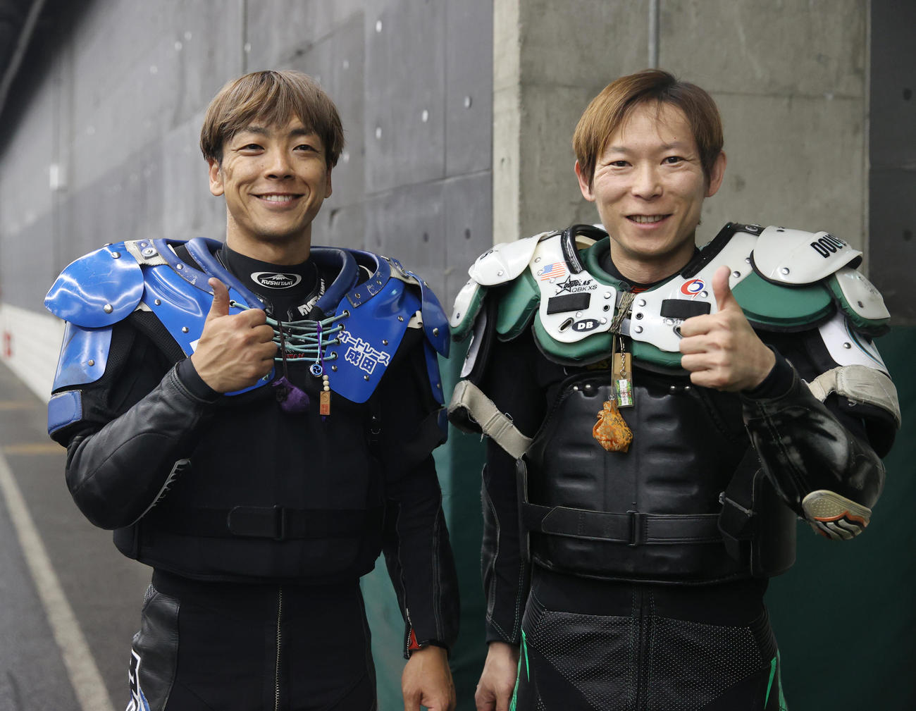 準決勝戦12Rで1着の青山周平（左）と2着の佐藤貴也はポーズを決める（撮影・柴田隆二）