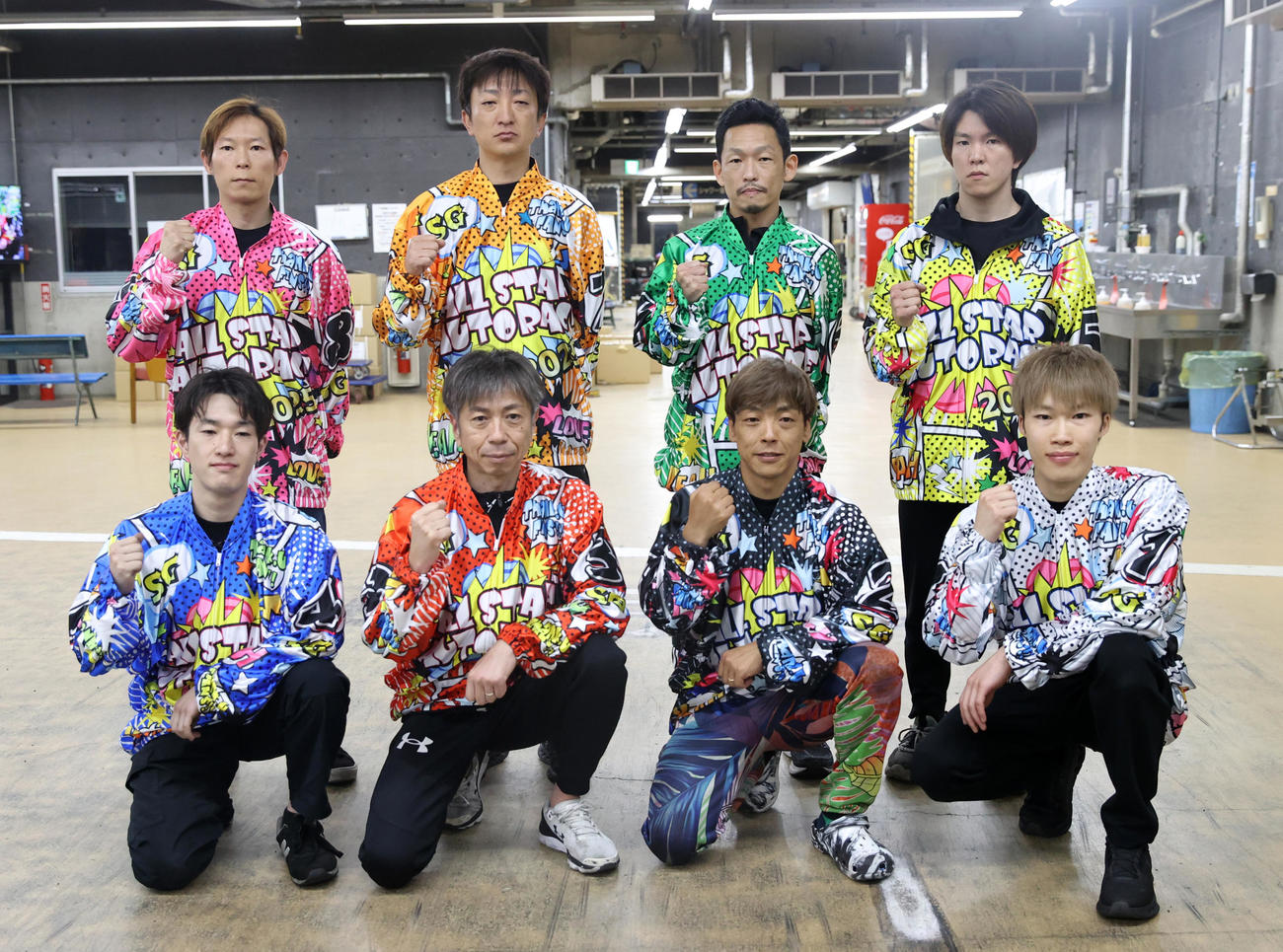 優勝戦出場選手の記念撮影。前列左から黒川京介、高橋貢、青山周平、佐藤励、後列左から佐藤貴也、荒尾聡、中村雅人、鈴木圭一郎（撮影・柴田隆二）
