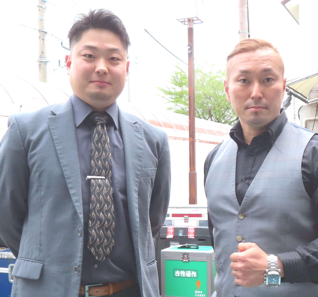 師匠の飯野祐太（右）と意気込む高橋晋也