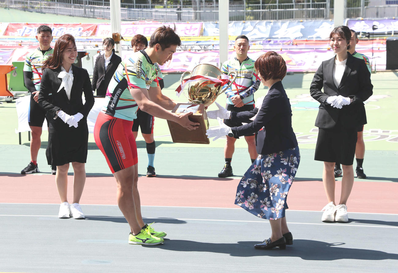 開会式で内閣総理大臣杯を返還する前年度優勝者の平原康多（手前左）（撮影・宮崎幸一）