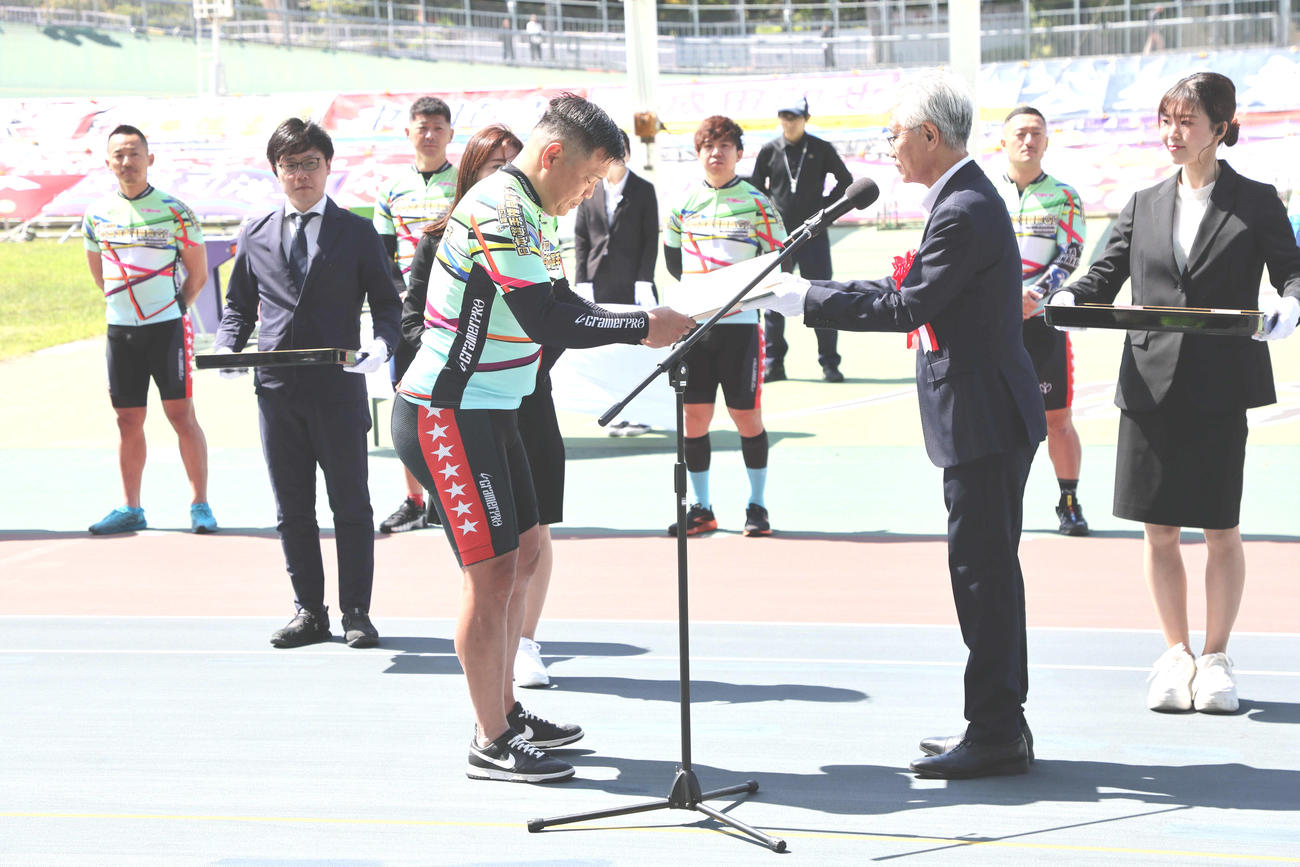 開会式で大会25度連続出場の表彰を受けた荒井崇博（手前左）（撮影・宮崎幸一）