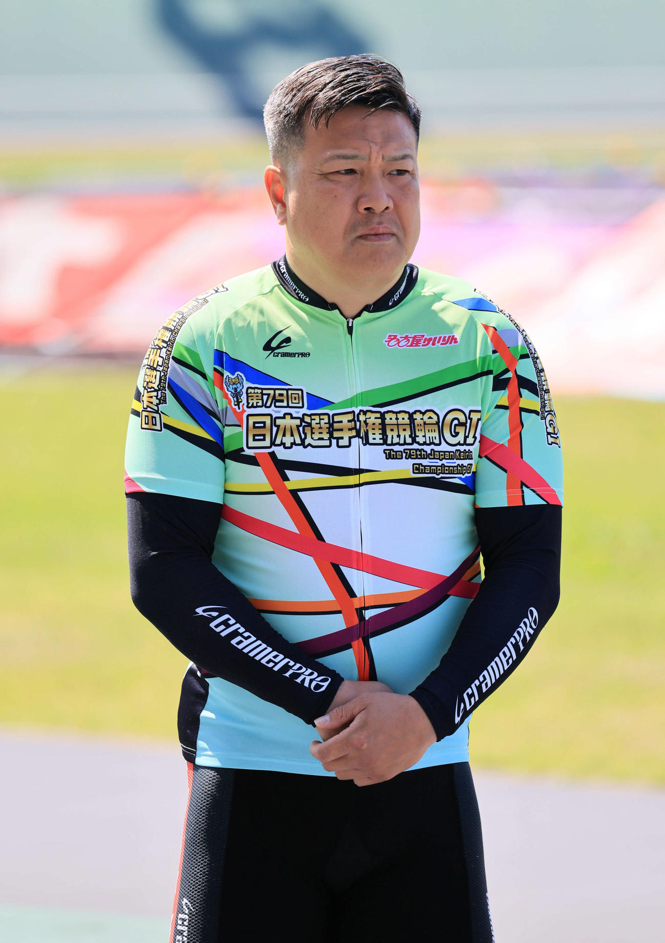 開会式に参加した荒井崇博（撮影・宮崎幸一）