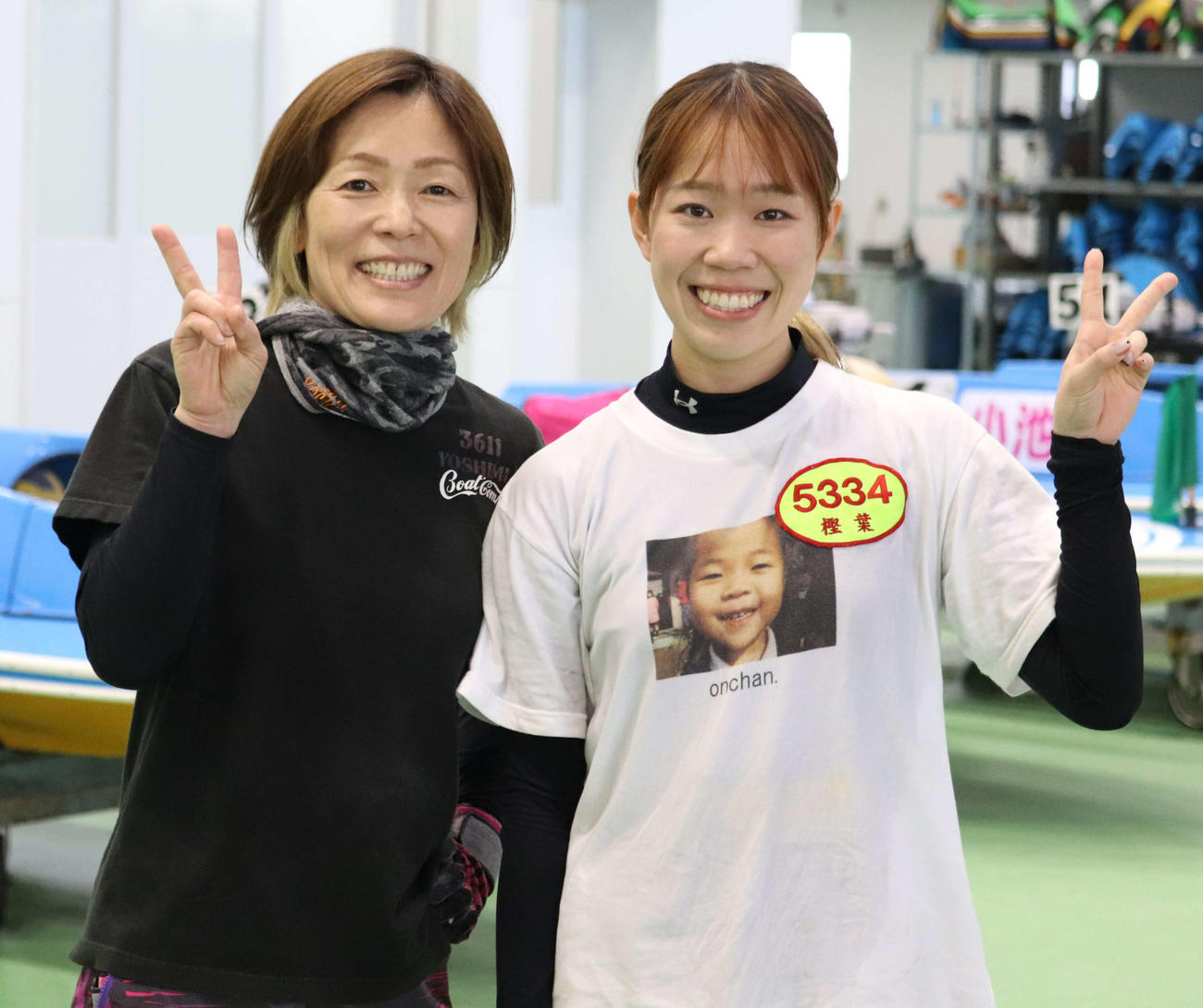 樫葉新心（右）が母・岩崎芳美とVサイン
